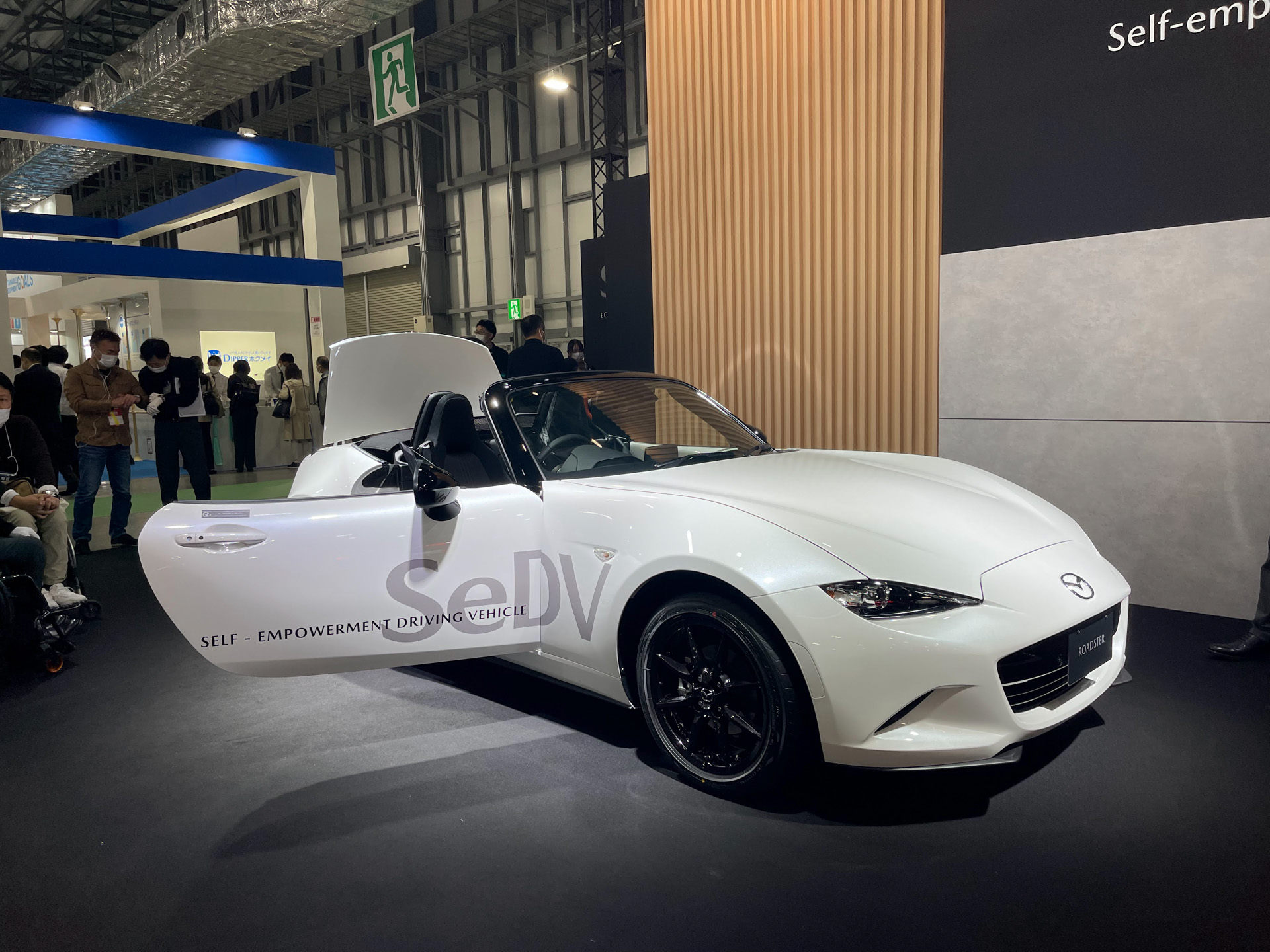 今回の福祉機器展でも手動運転装置付きのロードスターは「MAZDA ROADSTER Self-empowerment Driving Vehicle（SeDV）」という名称で展示されていました