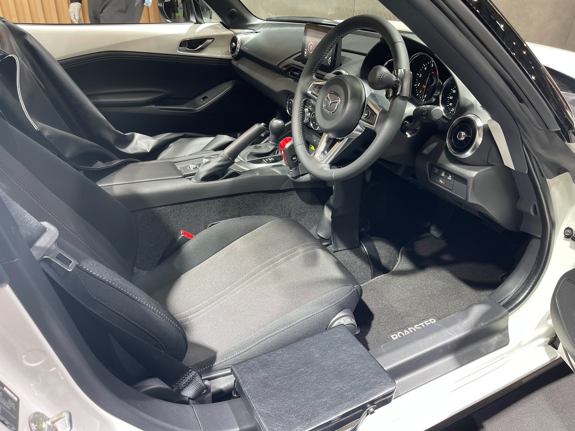 今回の福祉機器展でも手動運転装置付きのロードスターは「MAZDA ROADSTER Self-empowerment Driving Vehicle（SeDV）」という名称で展示されていました