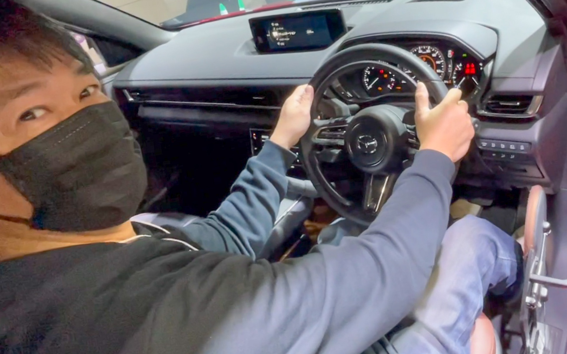 シートに座りステアリングを握った瞬間に“メーカーとしての本気”をビシバシ感じる！