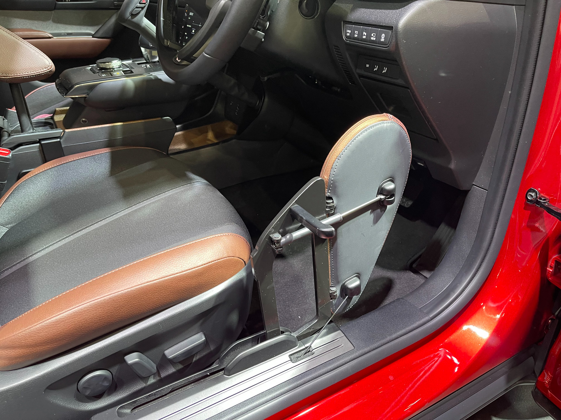 乗降用補助シートが運転時（格納時）には膝サポートなる仕組み