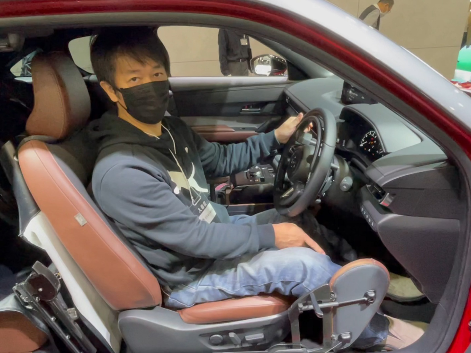 乗降用補助シートが運転時にはこのように右足のサポートとして機能する