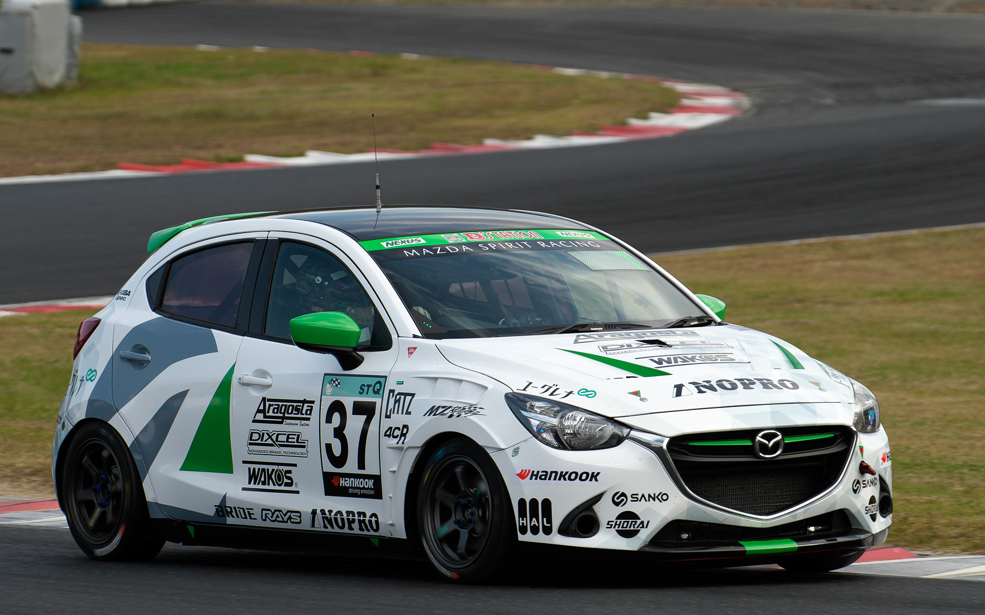 100％カーボンニュートラル燃料「サステオ」で走るデミオ