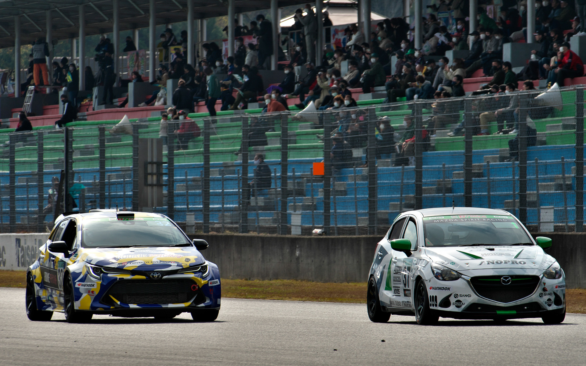 ゴール直前、ランデブー走行をする豊田社長の水素カローラと前田役員のバイオデミオ