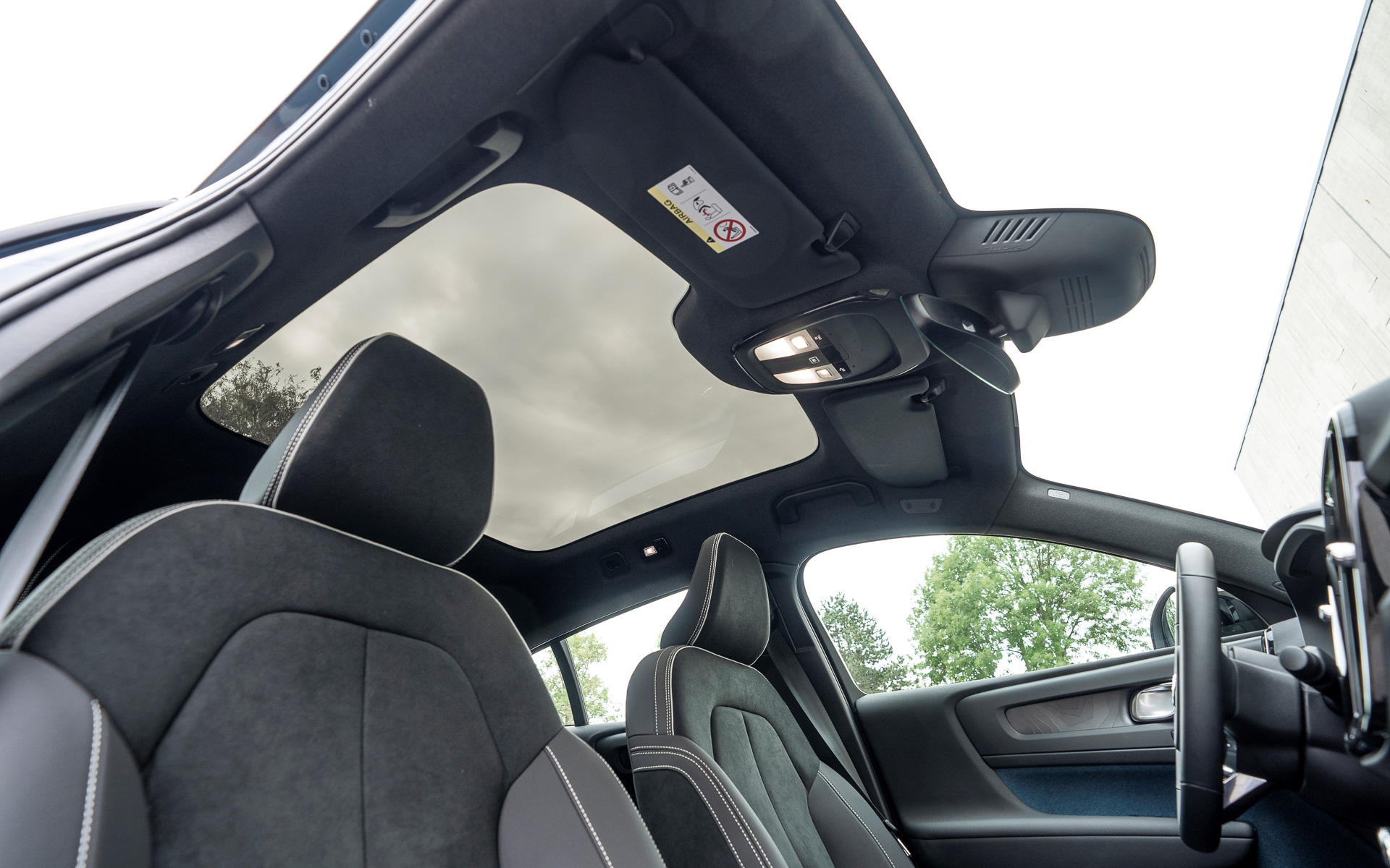 インテリアではリサイクル素材が使用されたマイクロファイバーシートと、洗練された感触のハイテク合成素材であるマイクロテックのコントラストによる新シート素材を採用。インテリアに使用されたカーペット素材も100％リサイクル素材となる