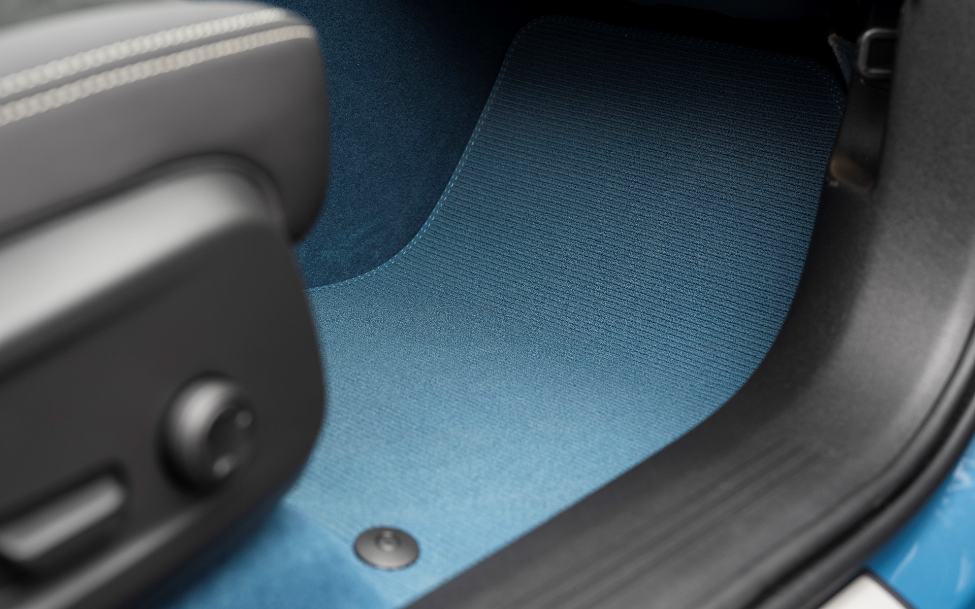 インテリアではリサイクル素材が使用されたマイクロファイバーシートと、洗練された感触のハイテク合成素材であるマイクロテックのコントラストによる新シート素材を採用。インテリアに使用されたカーペット素材も100％リサイクル素材となる