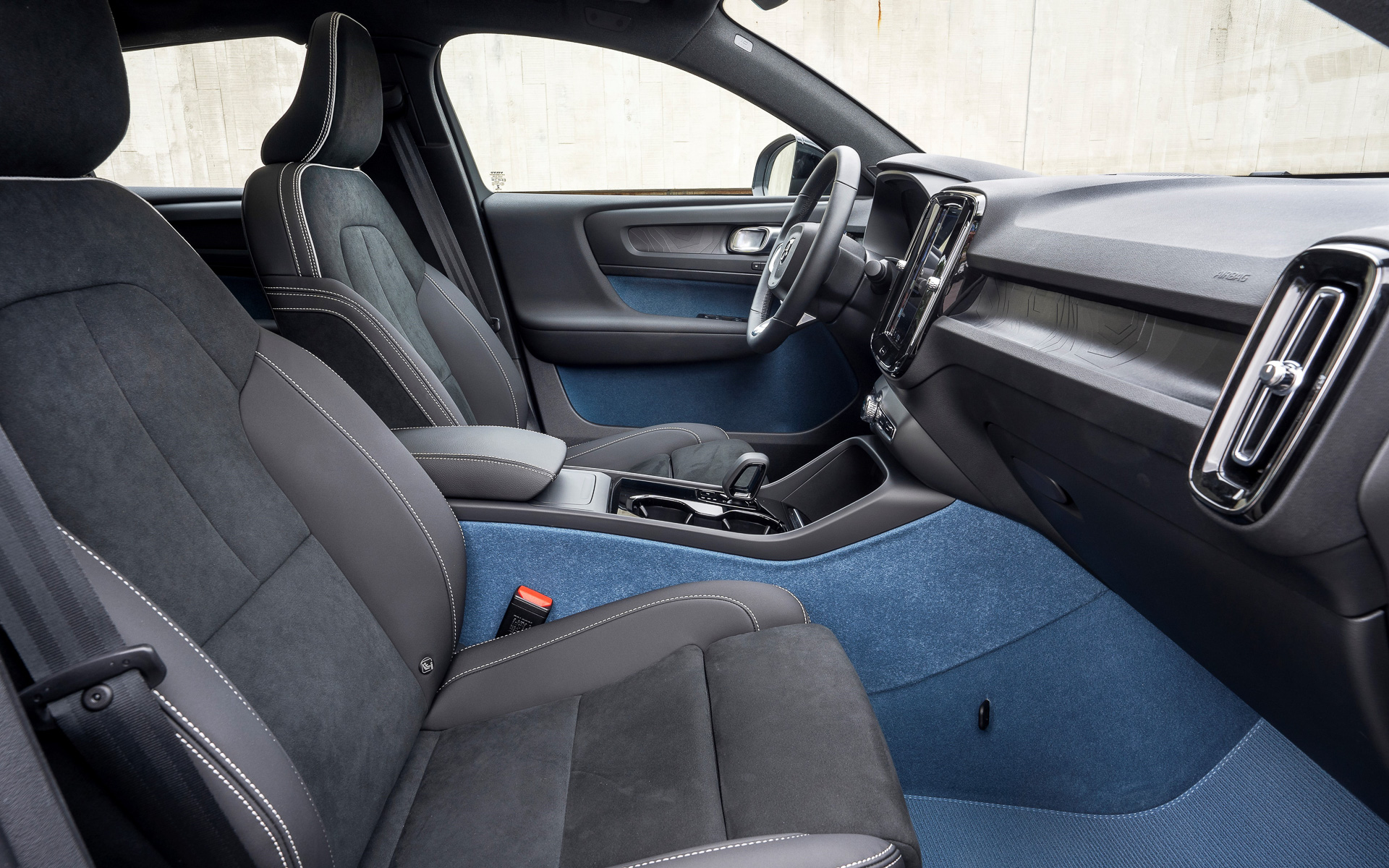 インテリアではリサイクル素材が使用されたマイクロファイバーシートと、洗練された感触のハイテク合成素材であるマイクロテックのコントラストによる新シート素材を採用。インテリアに使用されたカーペット素材も100％リサイクル素材となる