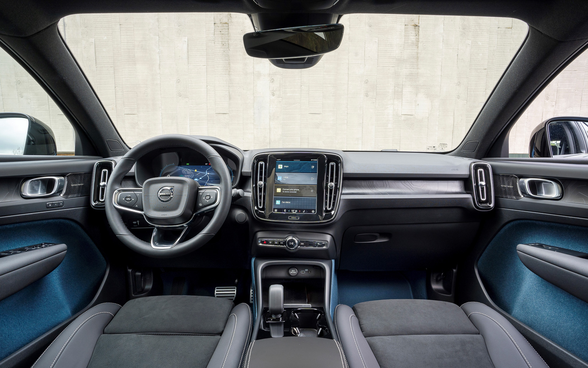 インテリアではリサイクル素材が使用されたマイクロファイバーシートと、洗練された感触のハイテク合成素材であるマイクロテックのコントラストによる新シート素材を採用。インテリアに使用されたカーペット素材も100％リサイクル素材となる