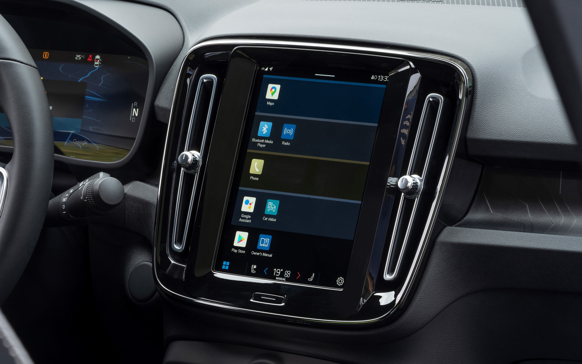 インテリアではリサイクル素材が使用されたマイクロファイバーシートと、洗練された感触のハイテク合成素材であるマイクロテックのコントラストによる新シート素材を採用。インテリアに使用されたカーペット素材も100％リサイクル素材となる