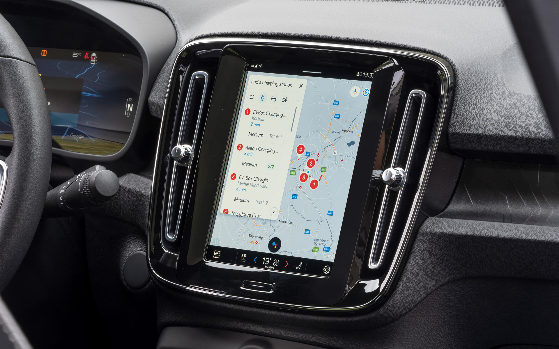 インテリアではリサイクル素材が使用されたマイクロファイバーシートと、洗練された感触のハイテク合成素材であるマイクロテックのコントラストによる新シート素材を採用。インテリアに使用されたカーペット素材も100％リサイクル素材となる
