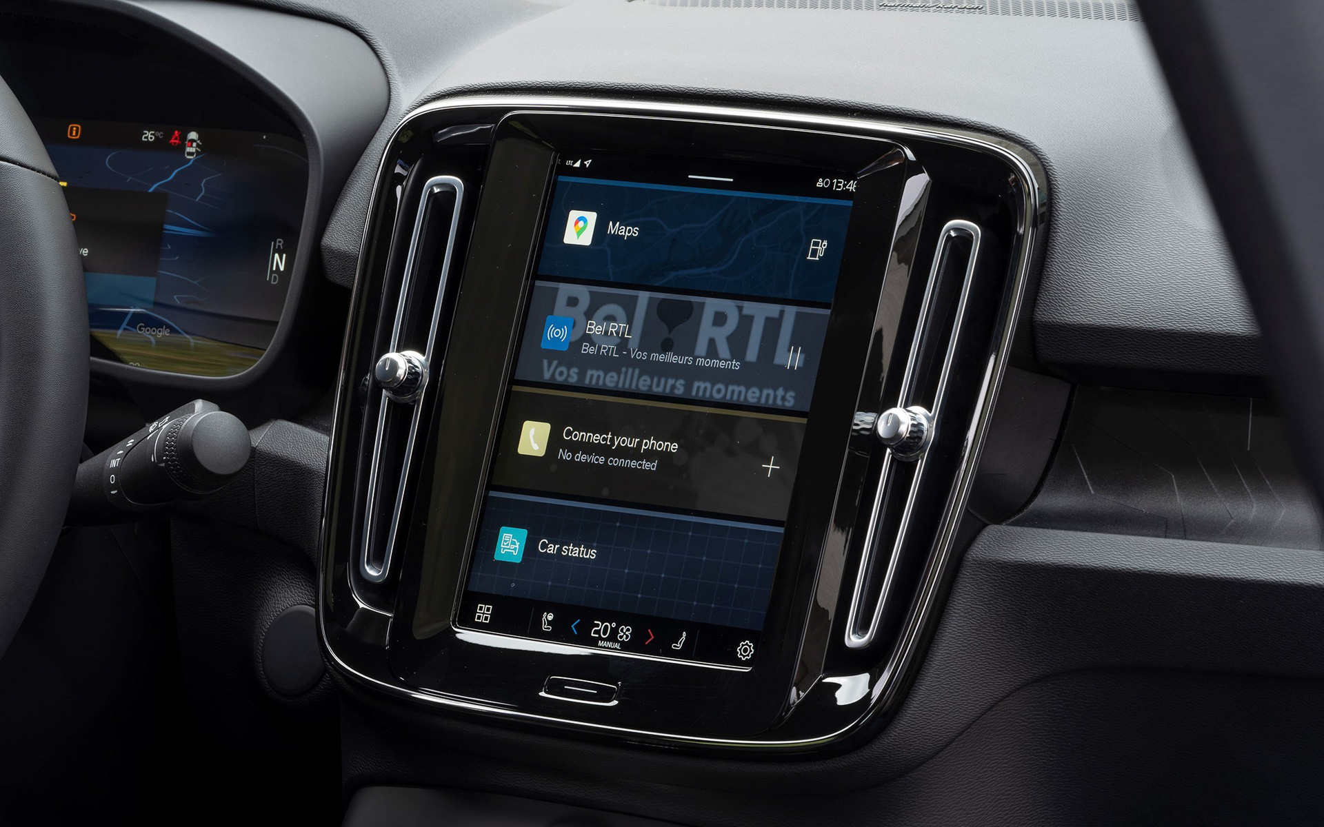 インテリアではリサイクル素材が使用されたマイクロファイバーシートと、洗練された感触のハイテク合成素材であるマイクロテックのコントラストによる新シート素材を採用。インテリアに使用されたカーペット素材も100％リサイクル素材となる