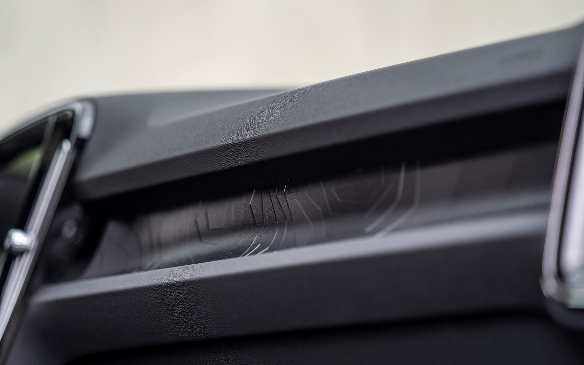 インテリアではリサイクル素材が使用されたマイクロファイバーシートと、洗練された感触のハイテク合成素材であるマイクロテックのコントラストによる新シート素材を採用。インテリアに使用されたカーペット素材も100％リサイクル素材となる