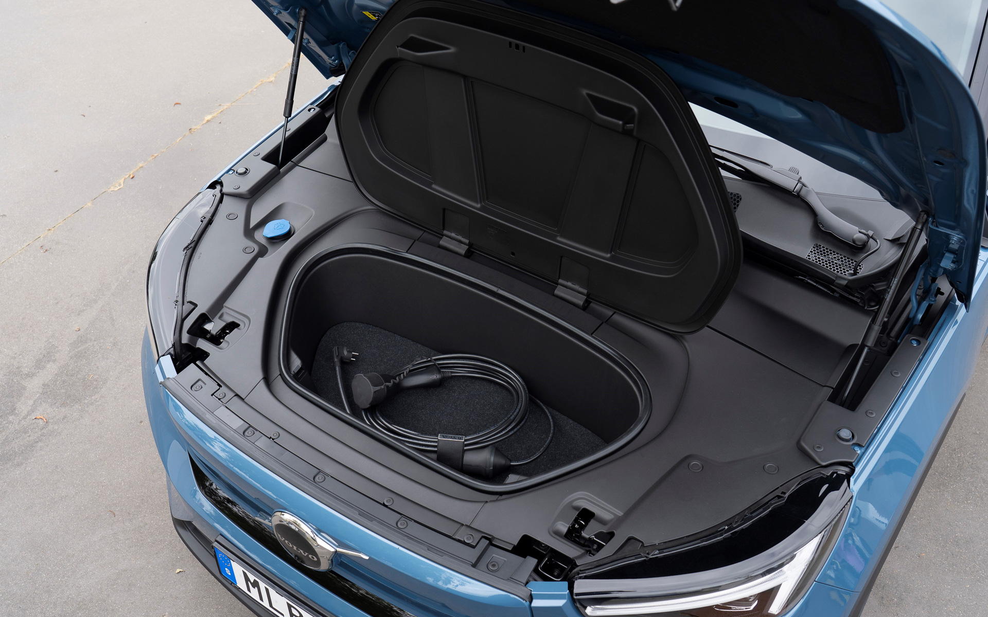 C40 Rechargeの外観。新しいピクセルLEDヘッドライトテクノロジーは、各ヘッドライトユニットに84個のピクセルLEDを採用し、カメラセンサーが他の車両を検出すると同時に最大5台の車両を遮光する