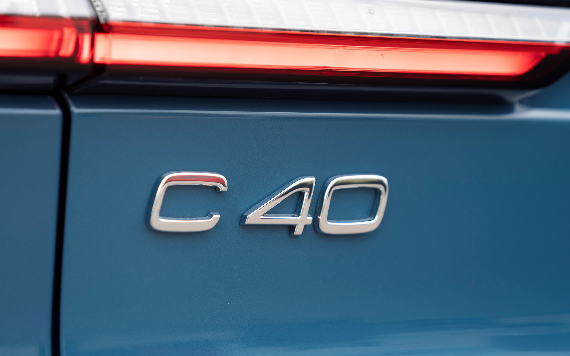 C40 Rechargeの外観。新しいピクセルLEDヘッドライトテクノロジーは、各ヘッドライトユニットに84個のピクセルLEDを採用し、カメラセンサーが他の車両を検出すると同時に最大5台の車両を遮光する