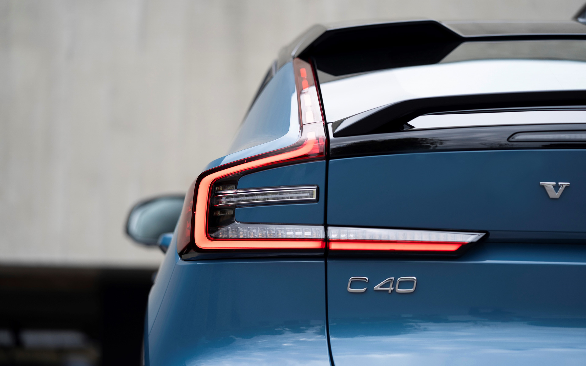 C40 Rechargeの外観。新しいピクセルLEDヘッドライトテクノロジーは、各ヘッドライトユニットに84個のピクセルLEDを採用し、カメラセンサーが他の車両を検出すると同時に最大5台の車両を遮光する