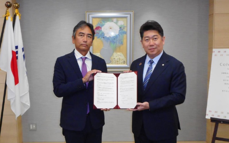 協定を締結するENEOS株式会社 宮田知秀常務執行役員（左）と福田紀彦市長（右）