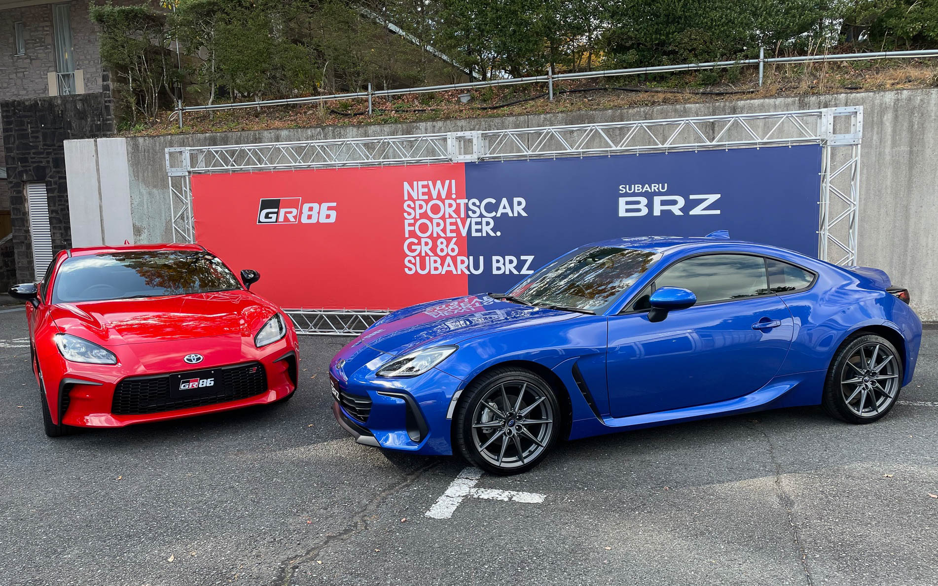 スパークレッドのGR86とサファイアブルーパールのBRZ。シルエットは同じでもフロントバンパーなどで顔が変わっています。どちらが好きですか？