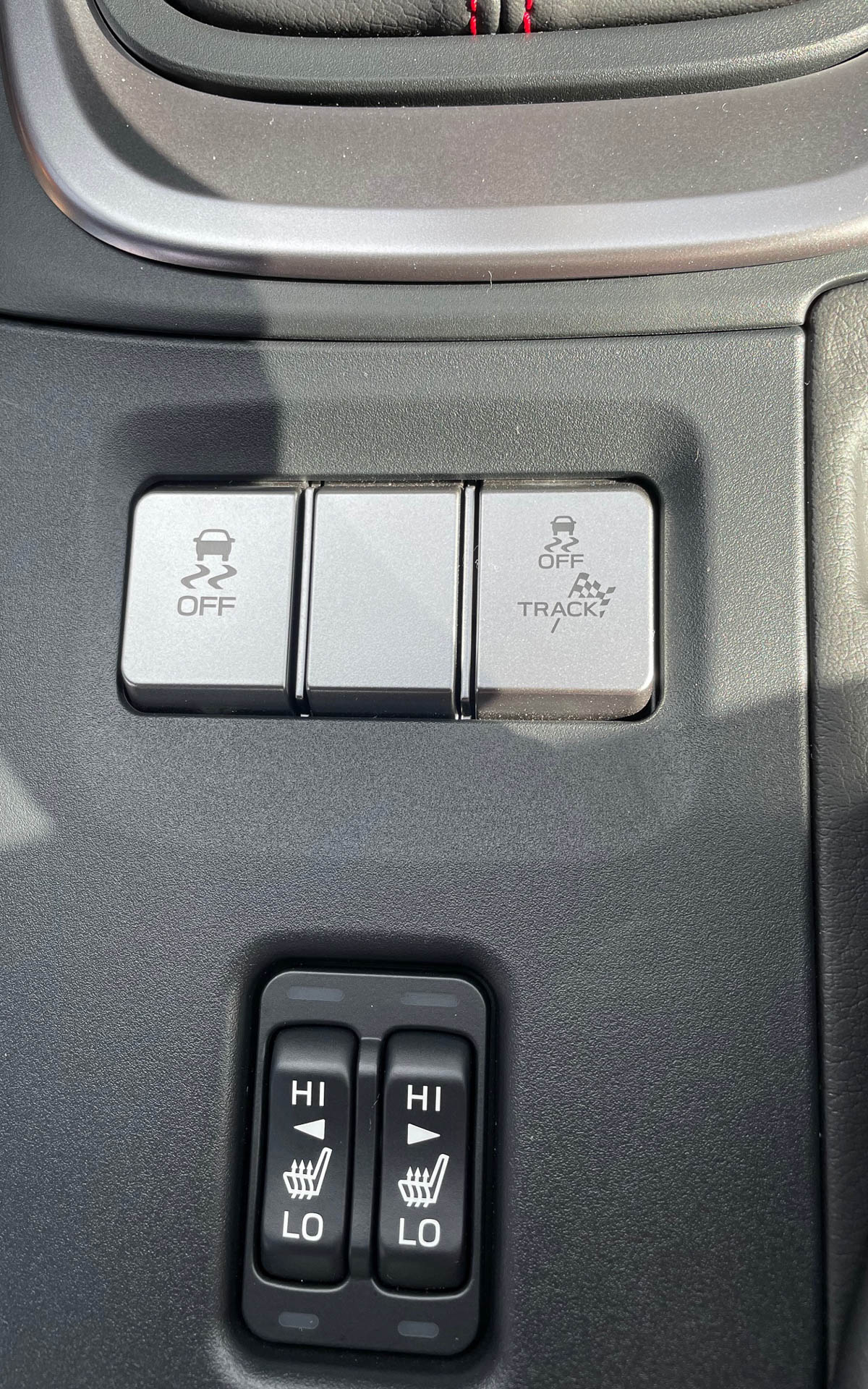 MT車のトラックモード。トラクションコントロールとESCがカットされ、エンジンレスポンスも速くなります。AT車だとこれにスポーツとスノーモードが加わり、パドルを使わないでも十分にスポーツしてます。ブリッピングなんて味な真似をするじゃないか