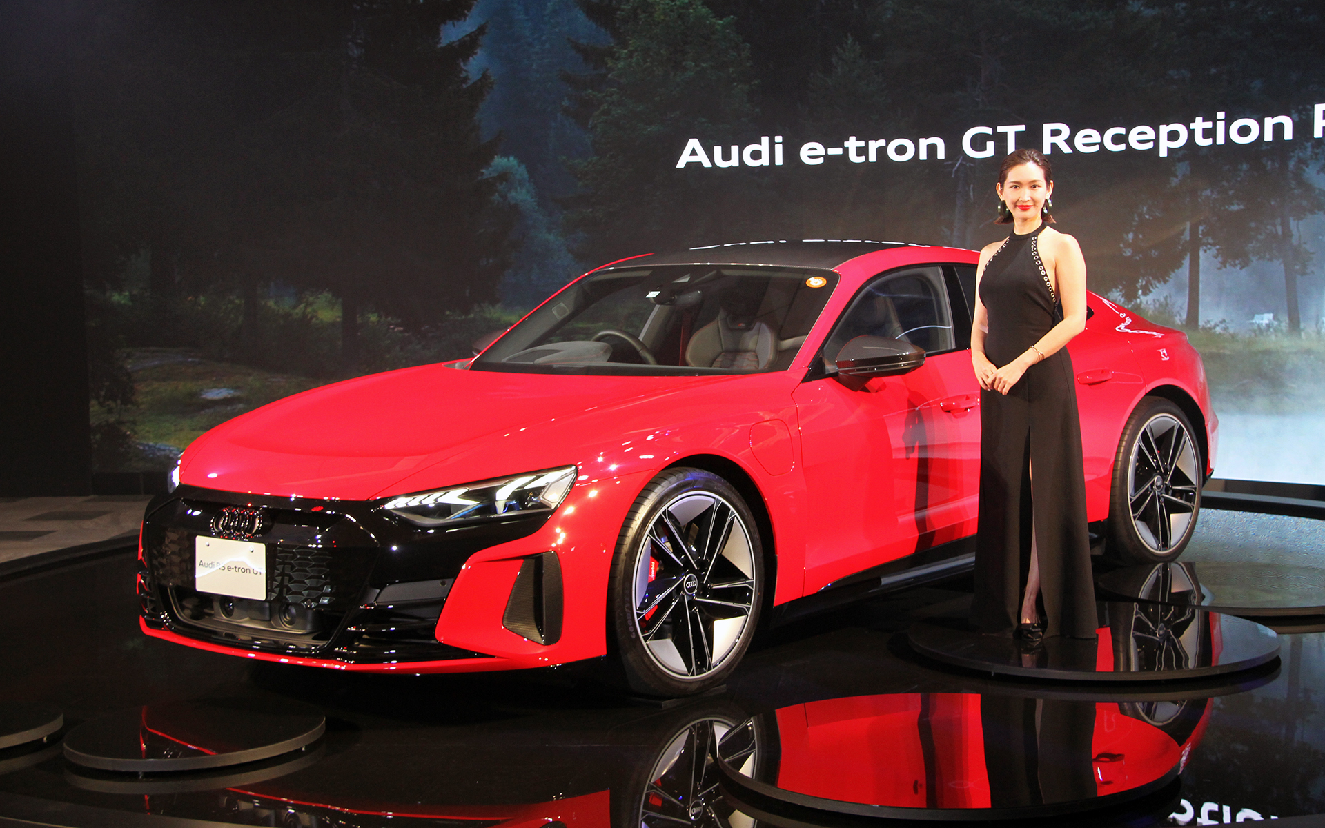 イベントの後半にはモデル・実業家の紗栄子さんがトークショーを展開。e-tron GTの美しいデザインに魅入られていた