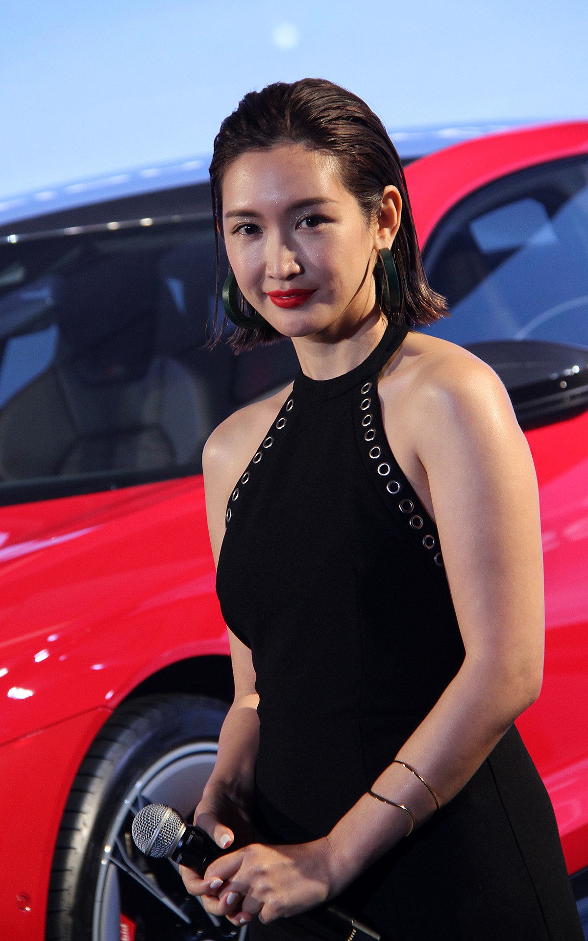 イベントの後半にはモデル・実業家の紗栄子さんがトークショーを展開。e-tron GTの美しいデザインに魅入られていた