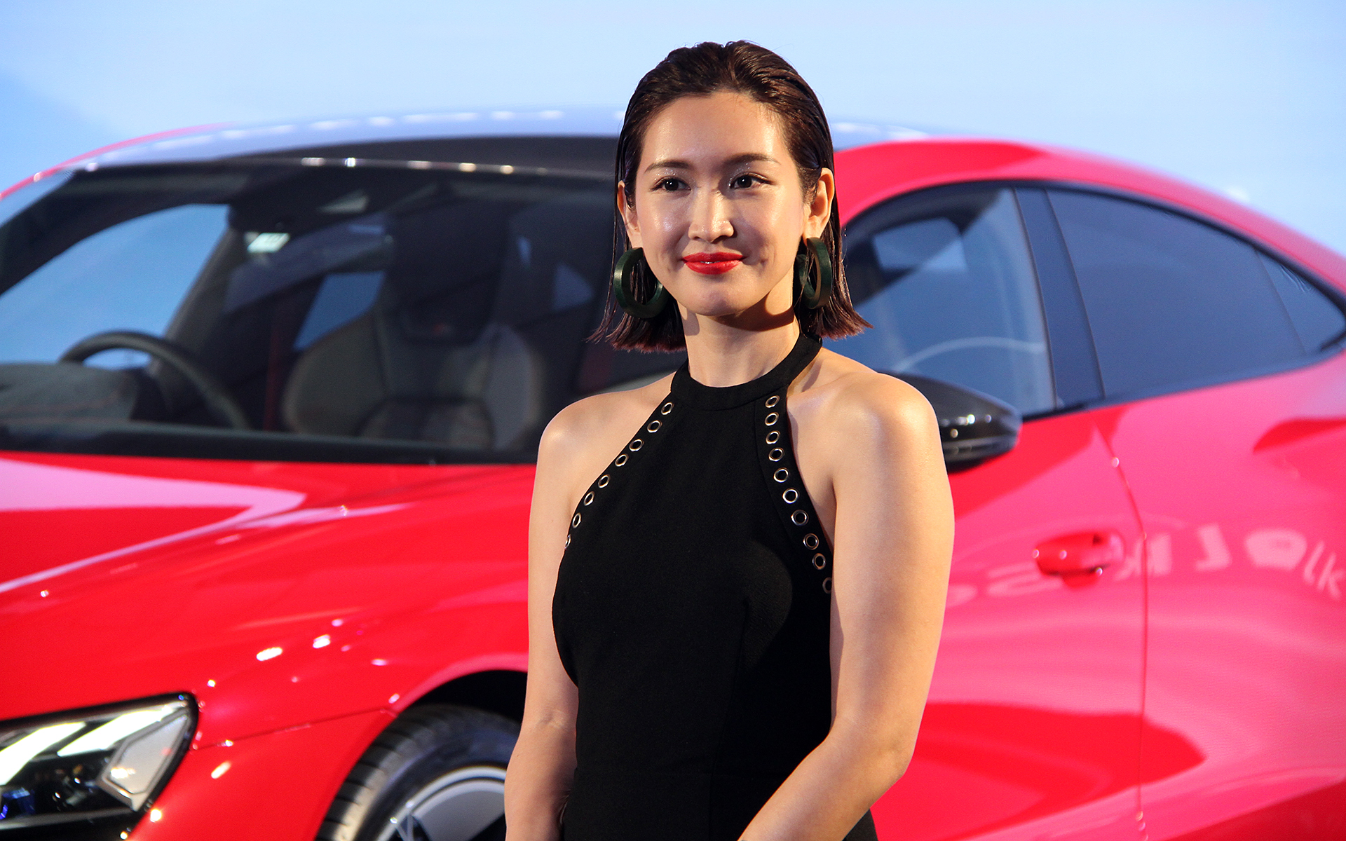 イベントの後半にはモデル・実業家の紗栄子さんがトークショーを展開。e-tron GTの美しいデザインに魅入られていた