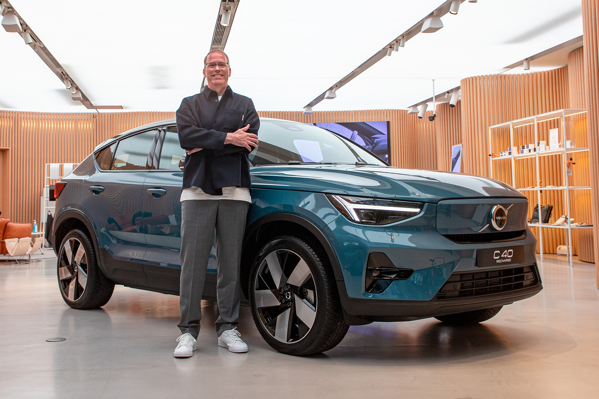 ボルボ・カーズ・ジャパン 代表取締役社長のマーティン・パーソン氏と新型BEV「C40 Recharge」