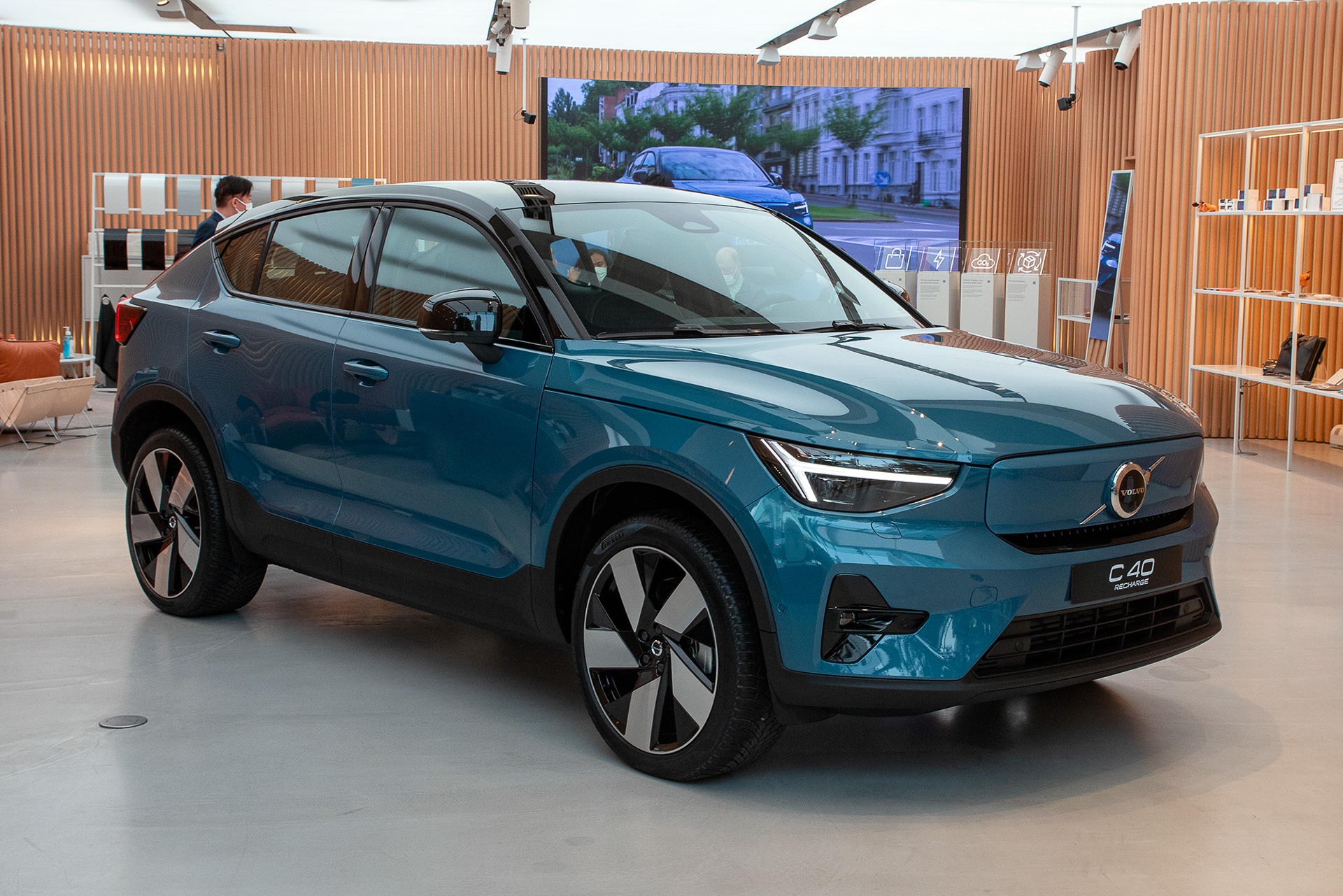 ボルボが11月18日に発表した日本初導入のBEV専用モデル「C40 Recharge」。価格は719万円。前輪と後輪に1つずつ搭載された2基の電気モーターにより、最高出力300kW（408PS）/最大トルク660Nmを発生する4WDパワートレーンを採用。駆動用リチウムイオンバッテリの総電力量は78kWhで、航続距離は約485km（WLTC：一充電走行距離、国土交通省申請値）を予定している