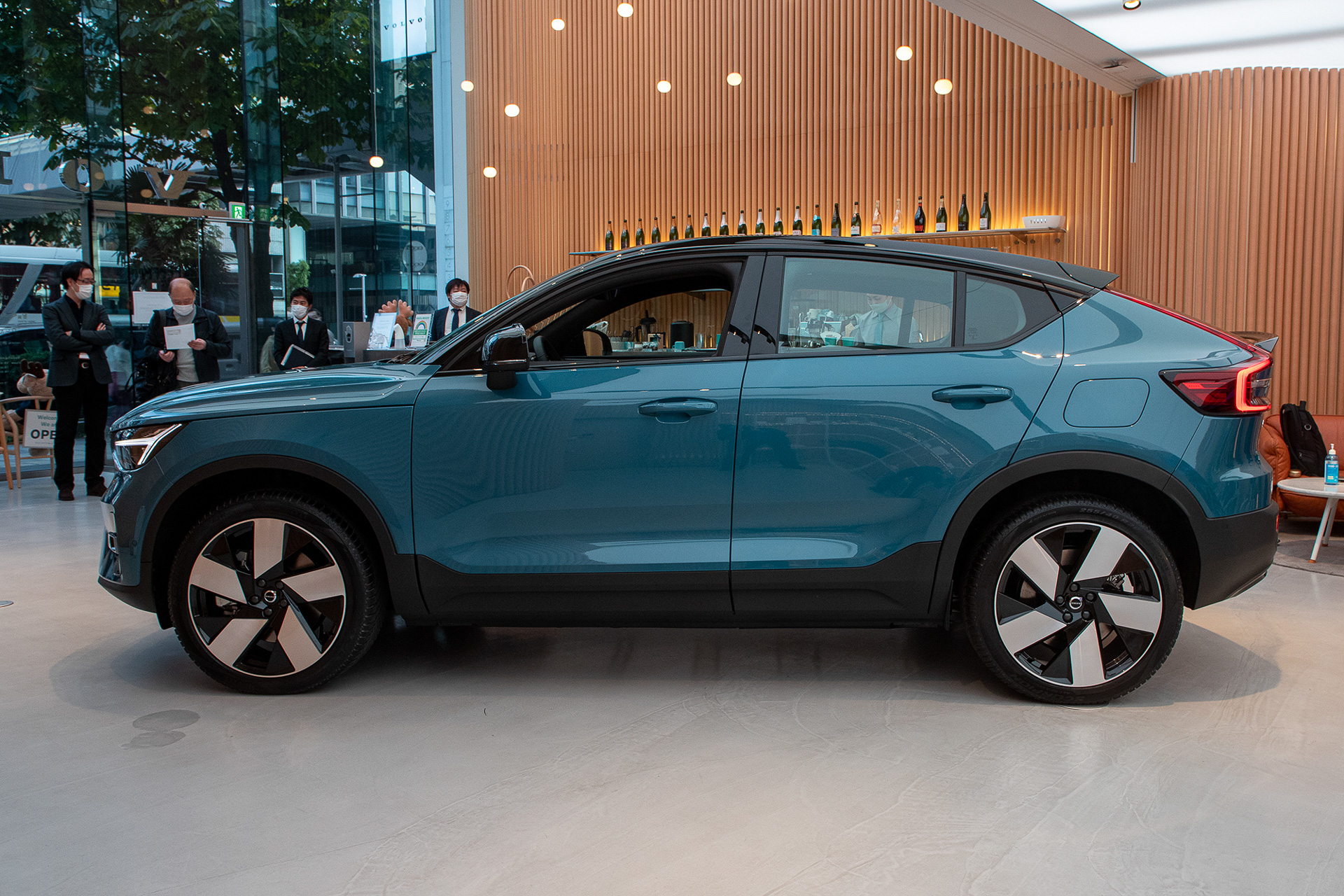 ボルボが11月18日に発表した日本初導入のBEV専用モデル「C40 Recharge」。価格は719万円。前輪と後輪に1つずつ搭載された2基の電気モーターにより、最高出力300kW（408PS）/最大トルク660Nmを発生する4WDパワートレーンを採用。駆動用リチウムイオンバッテリの総電力量は78kWhで、航続距離は約485km（WLTC：一充電走行距離、国土交通省申請値）を予定している