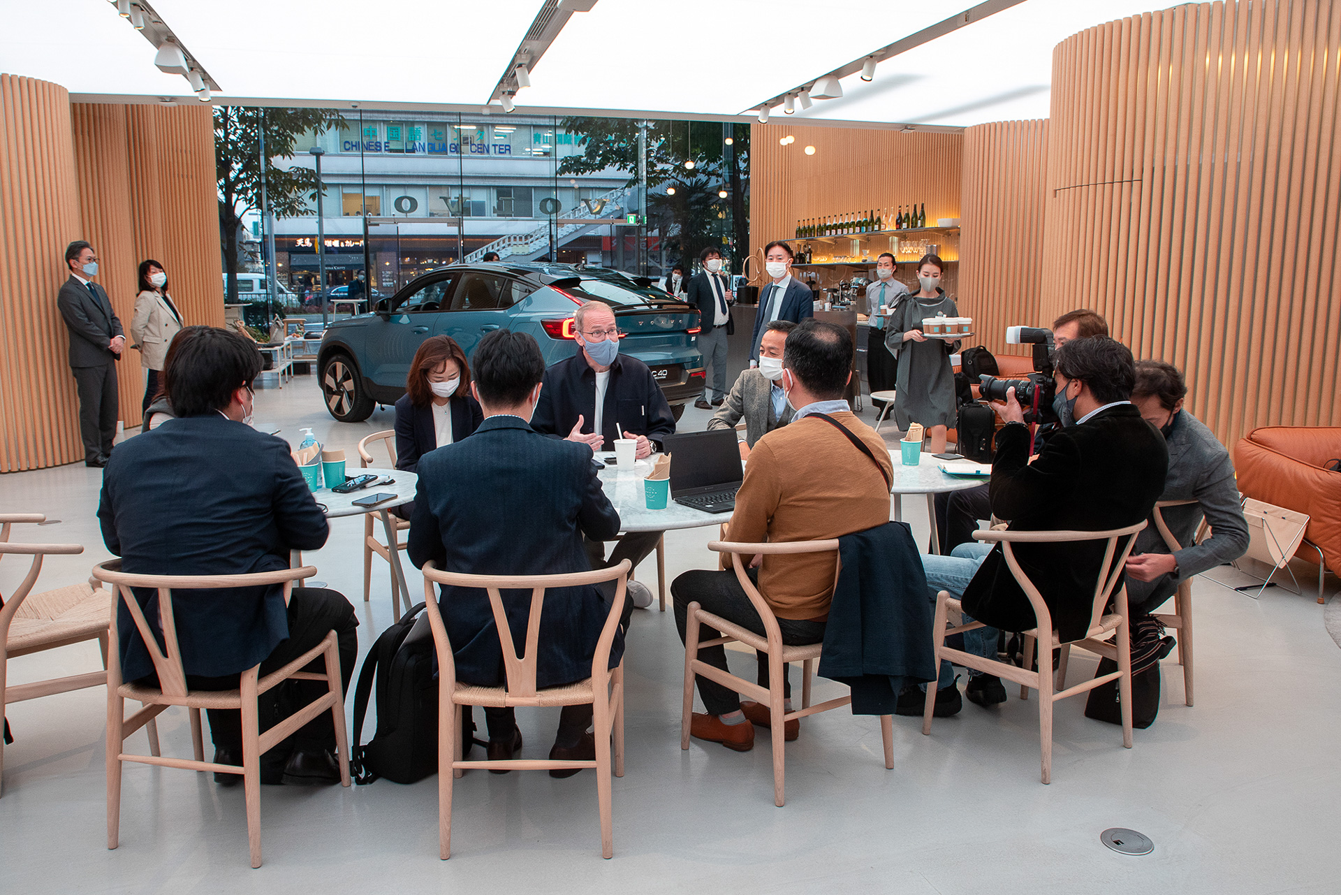 ボルボ・カー・ジャパン 代表取締役のマーティン・パーソン氏が報道陣からのC40 Rechargeに関する質問に対応した