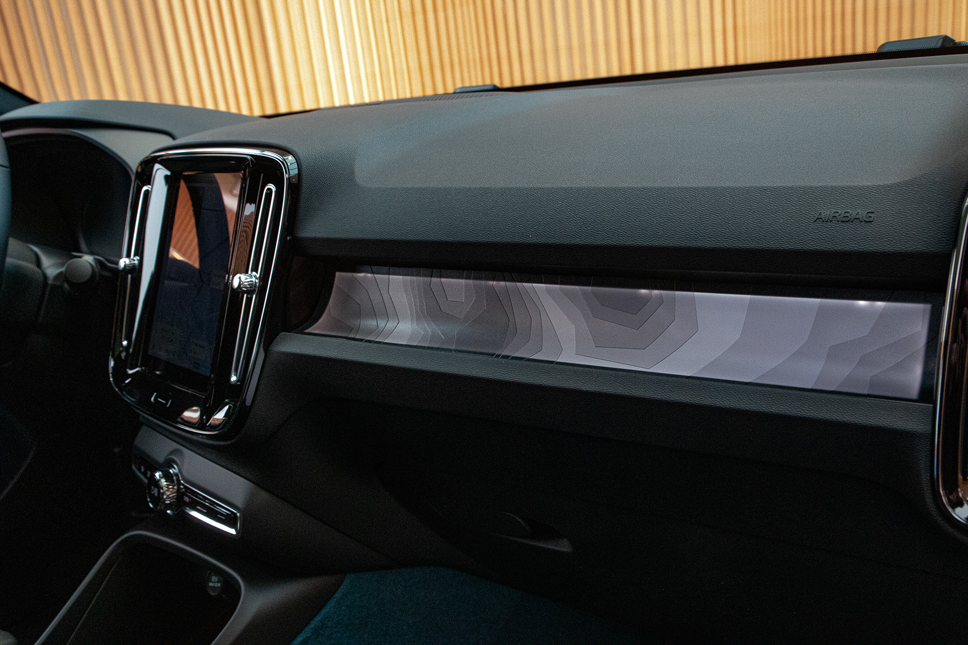 地図の等高線をモチーフにしたパターンを採用したパネル。半透明な素材