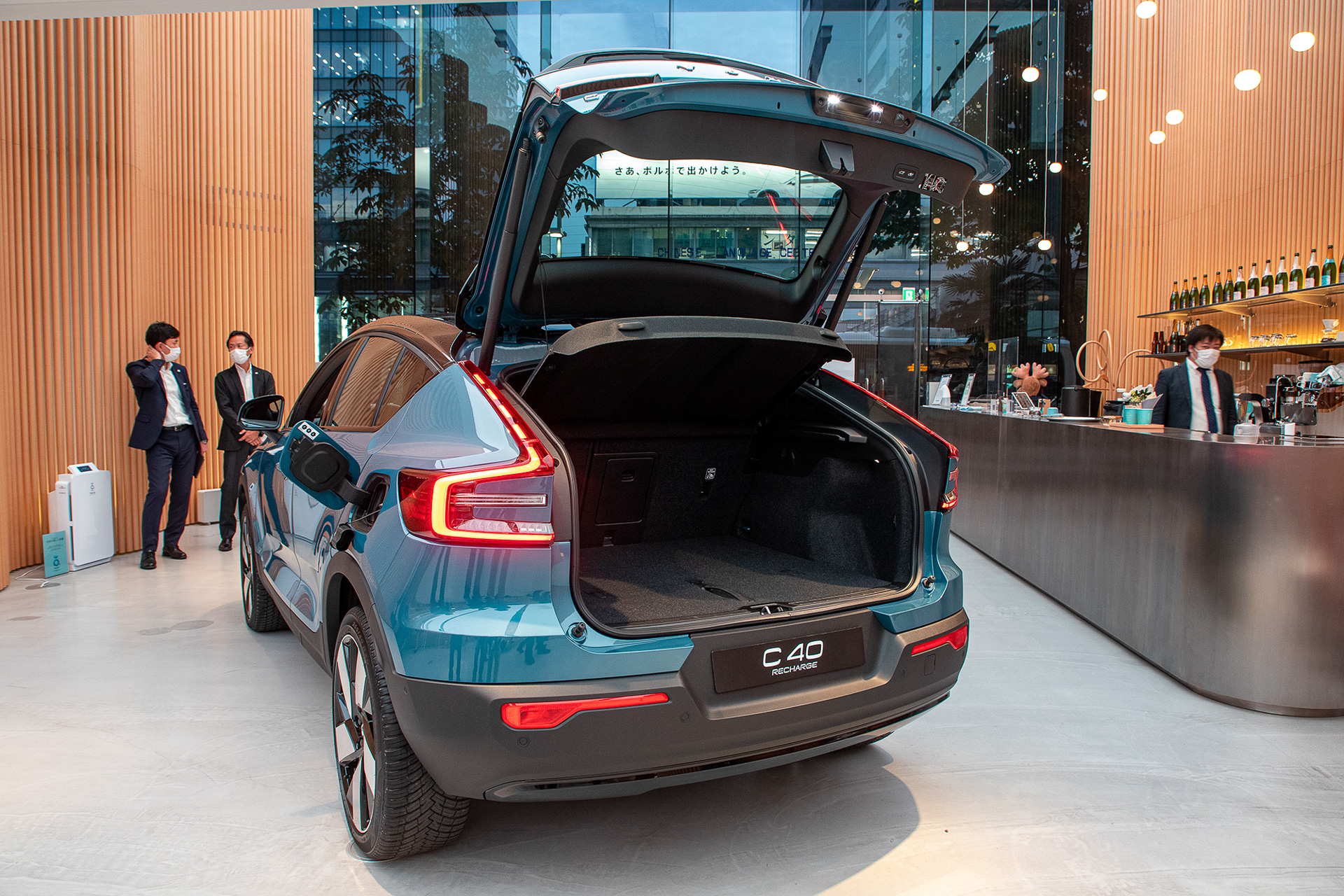 ラゲッジスペースも広い。床板を外すとファーストエイドキットなどが収納されている