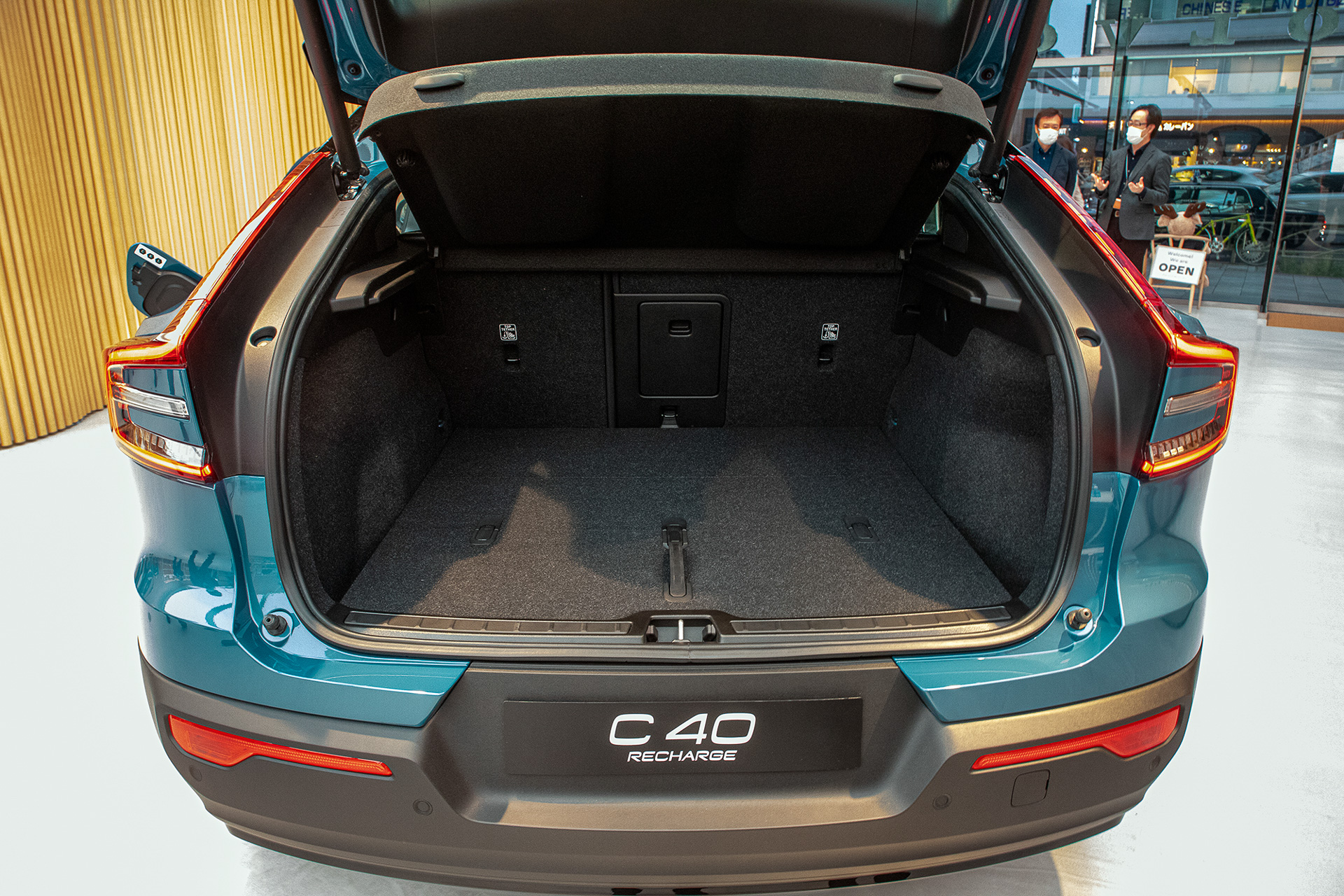 ラゲッジスペースも広い。床板を外すとファーストエイドキットなどが収納されている