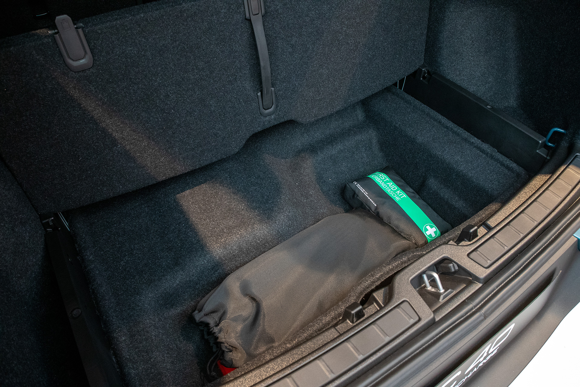 ラゲッジスペースも広い。床板を外すとファーストエイドキットなどが収納されている
