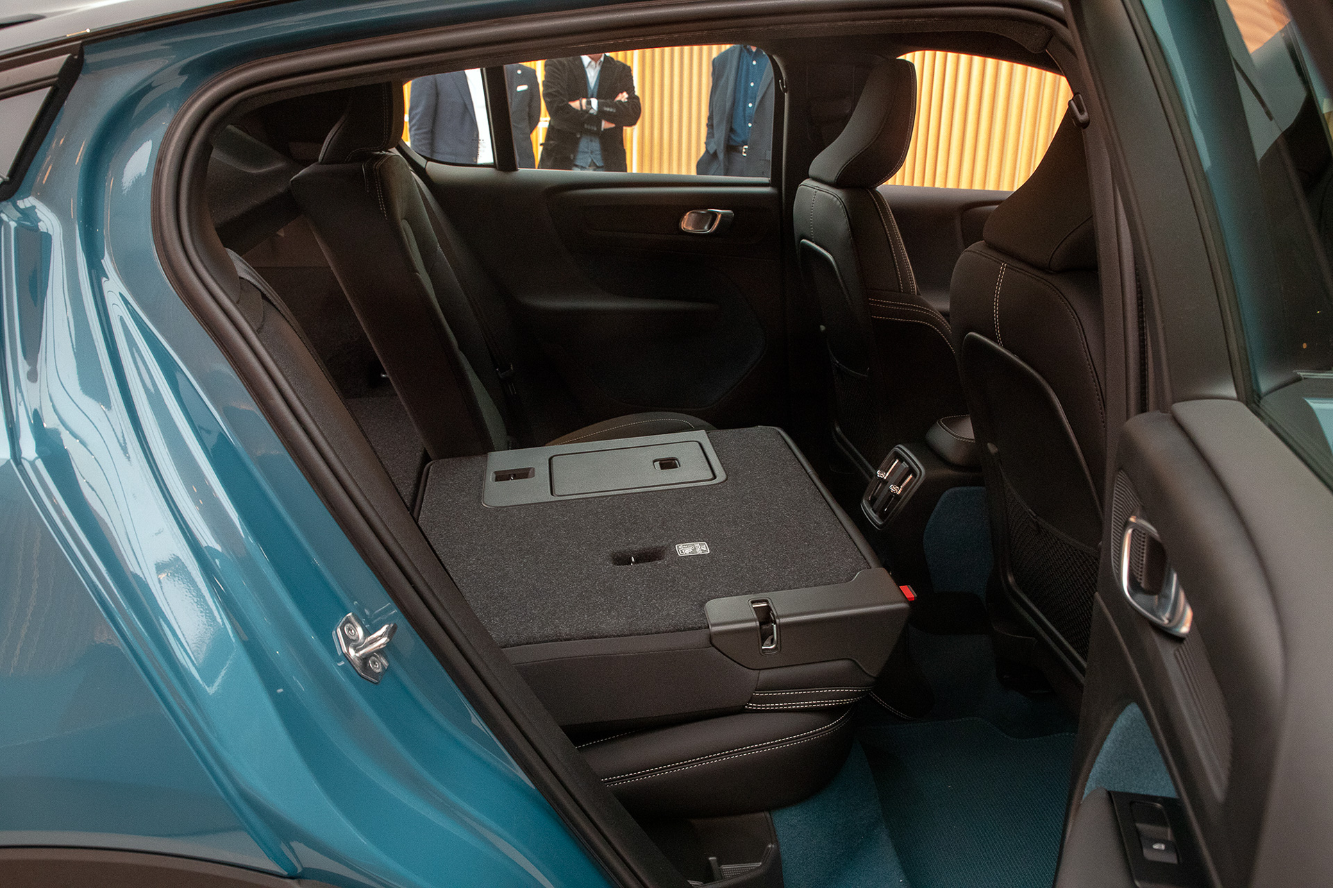 リアシートは分割可倒式。操作はワンタッチ