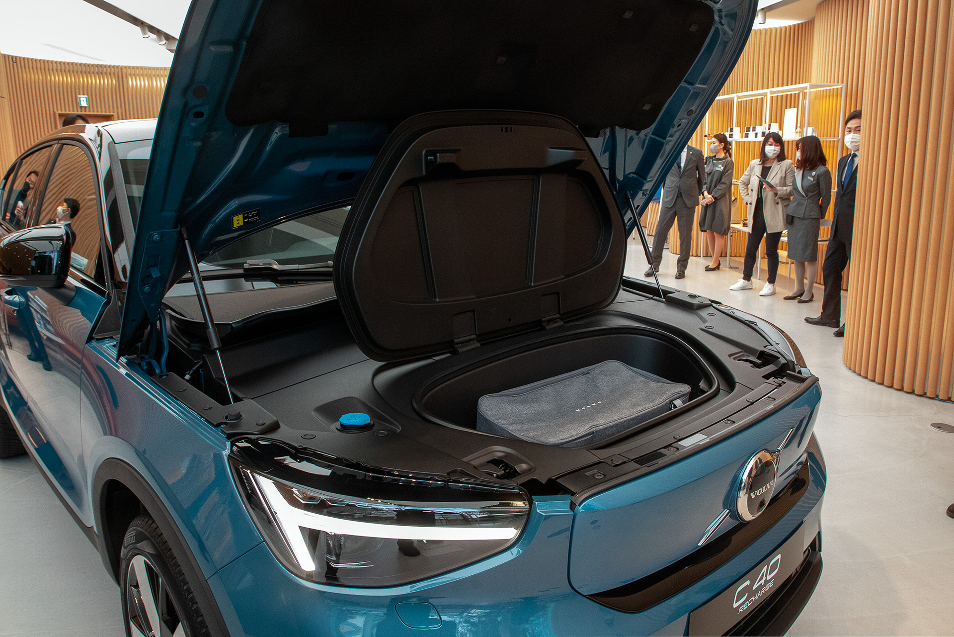 フロントフード内は収納になっている