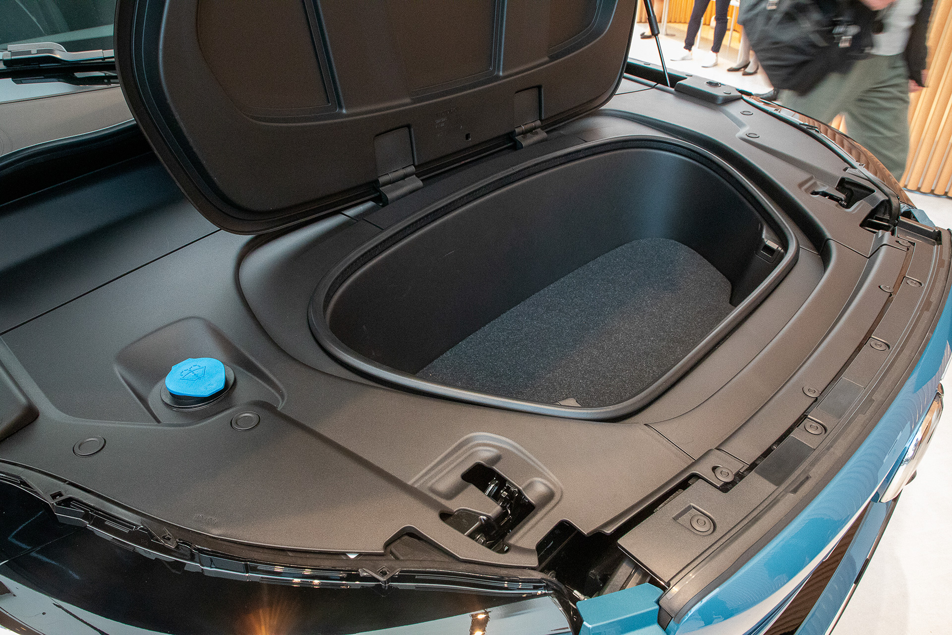 フロントフード内は収納になっている