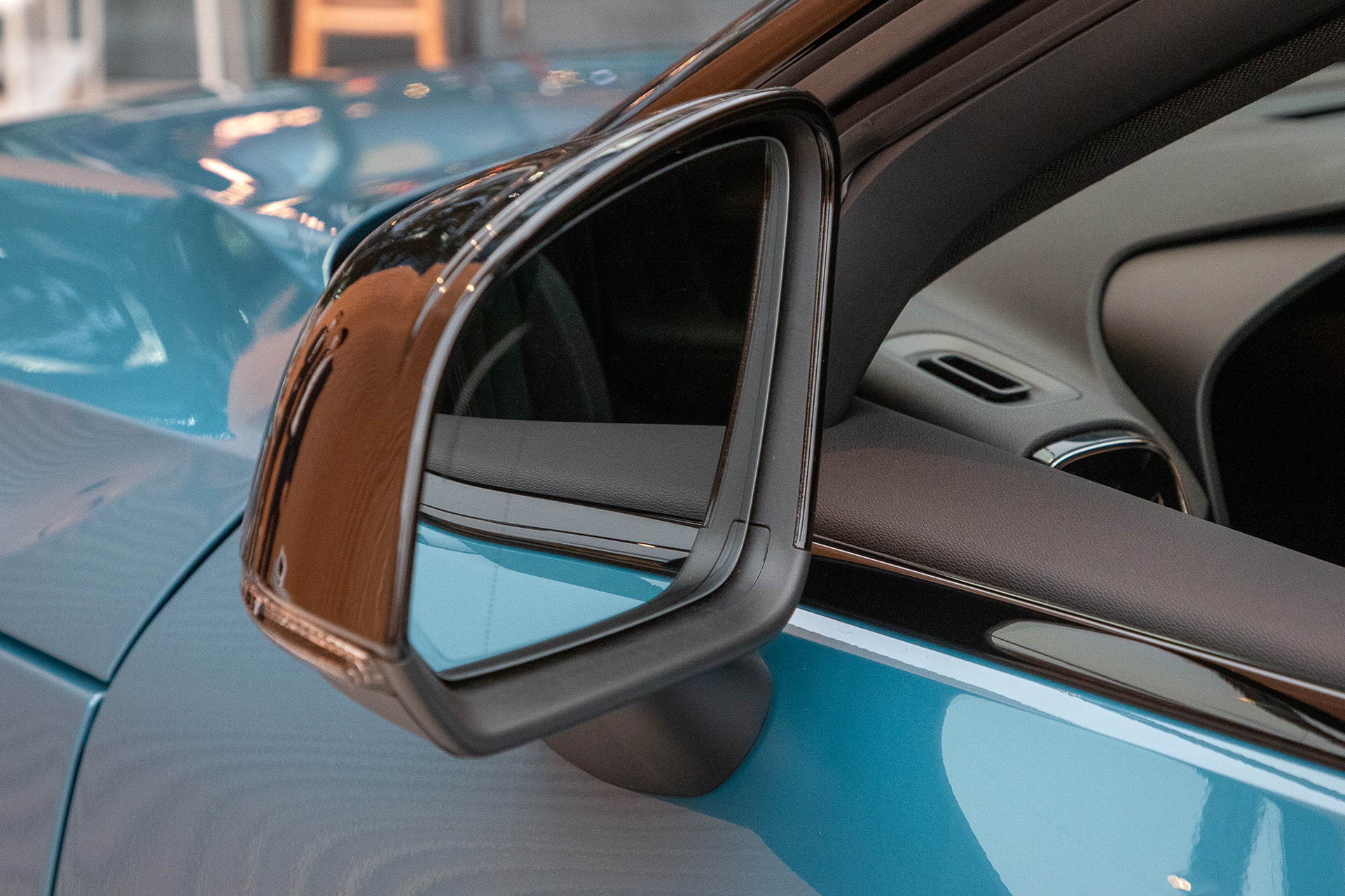 カメラ＋モニターではなく通常のミラーを採用