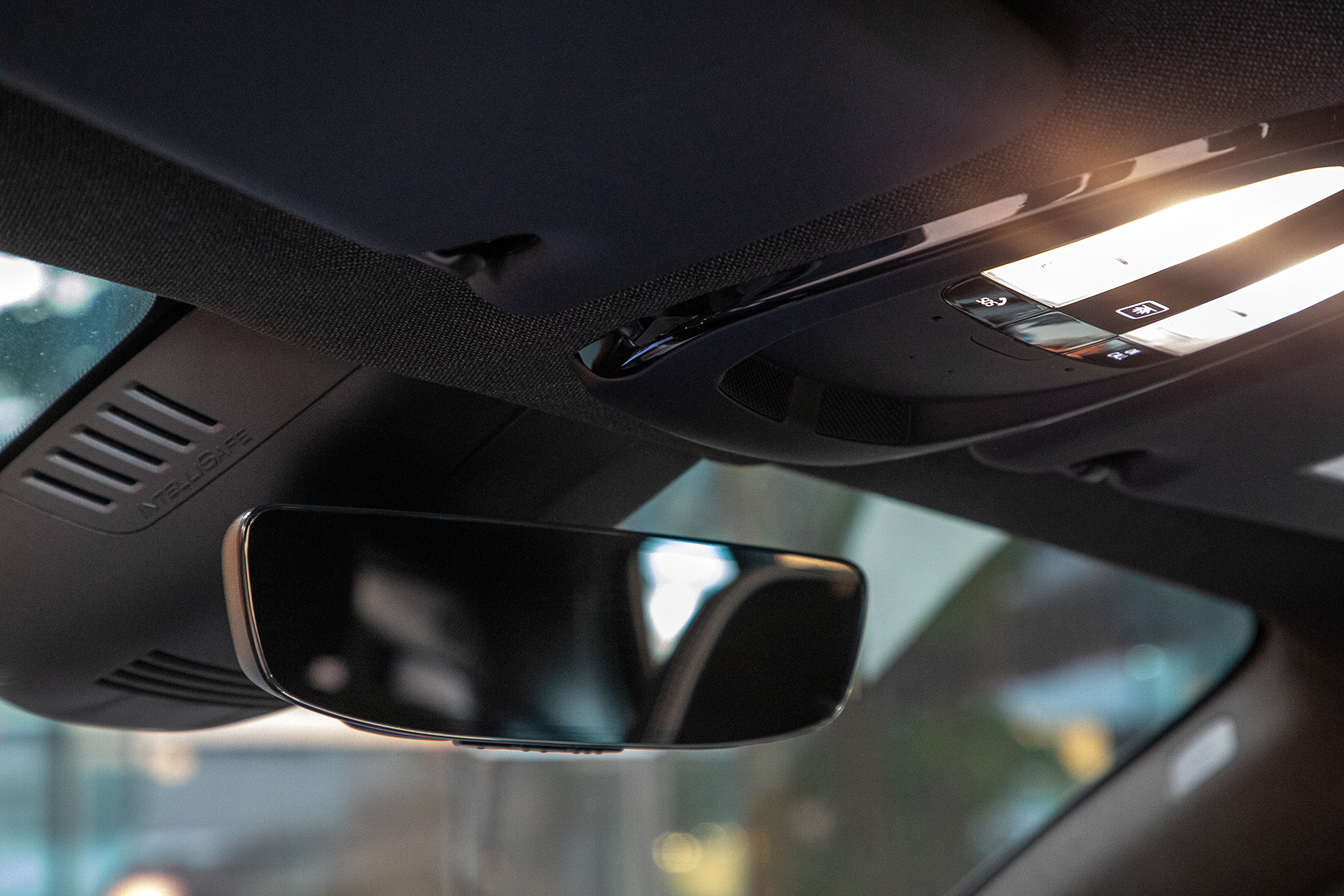 ルームミラーも従来型