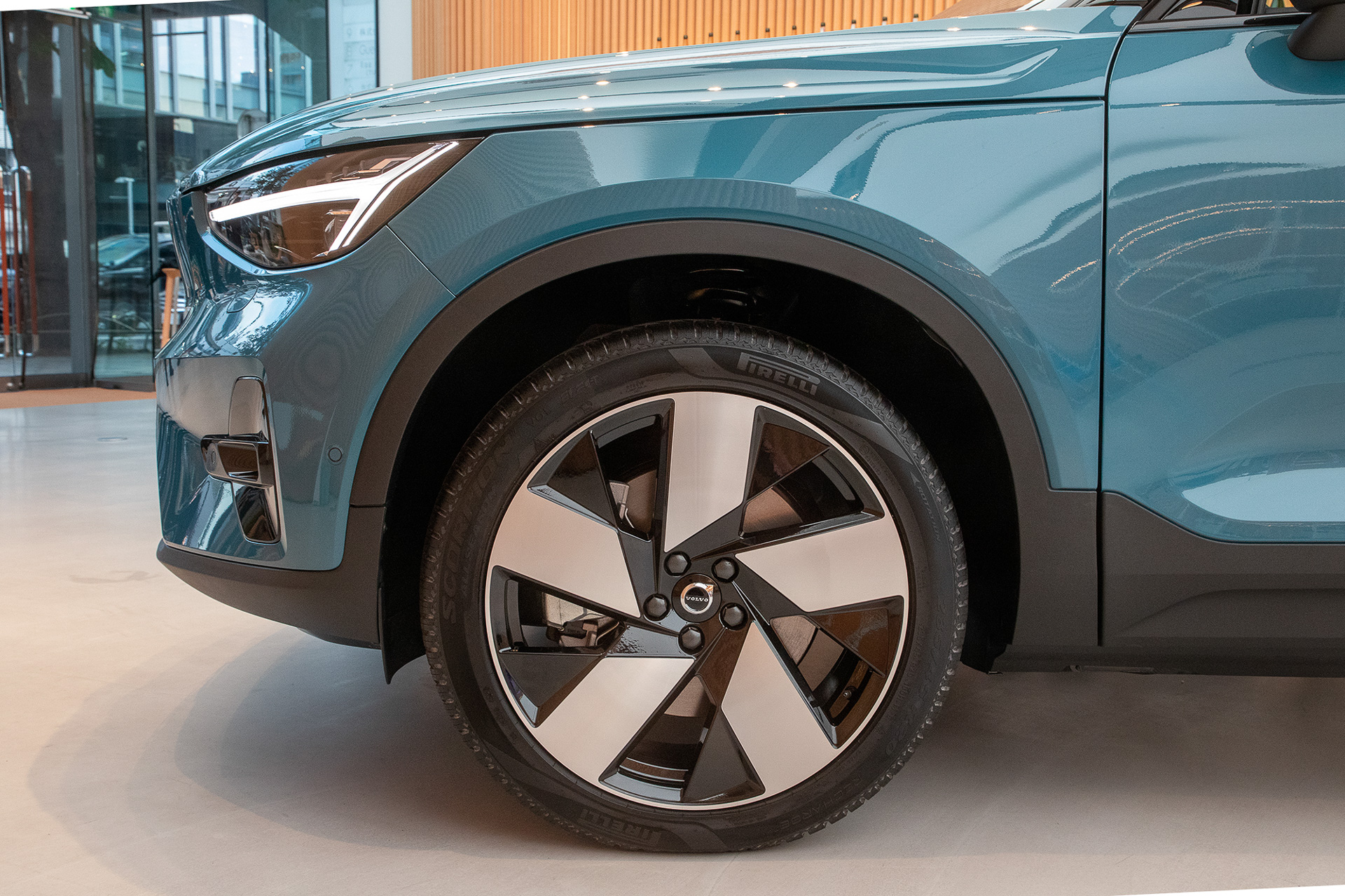 フロントホイール＆タイヤ。ピレリのオールシーズンタイヤを履く。サイズは235/45R20