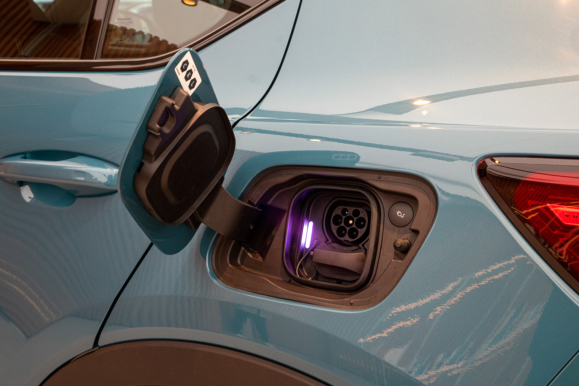 給電リッドは左側にある