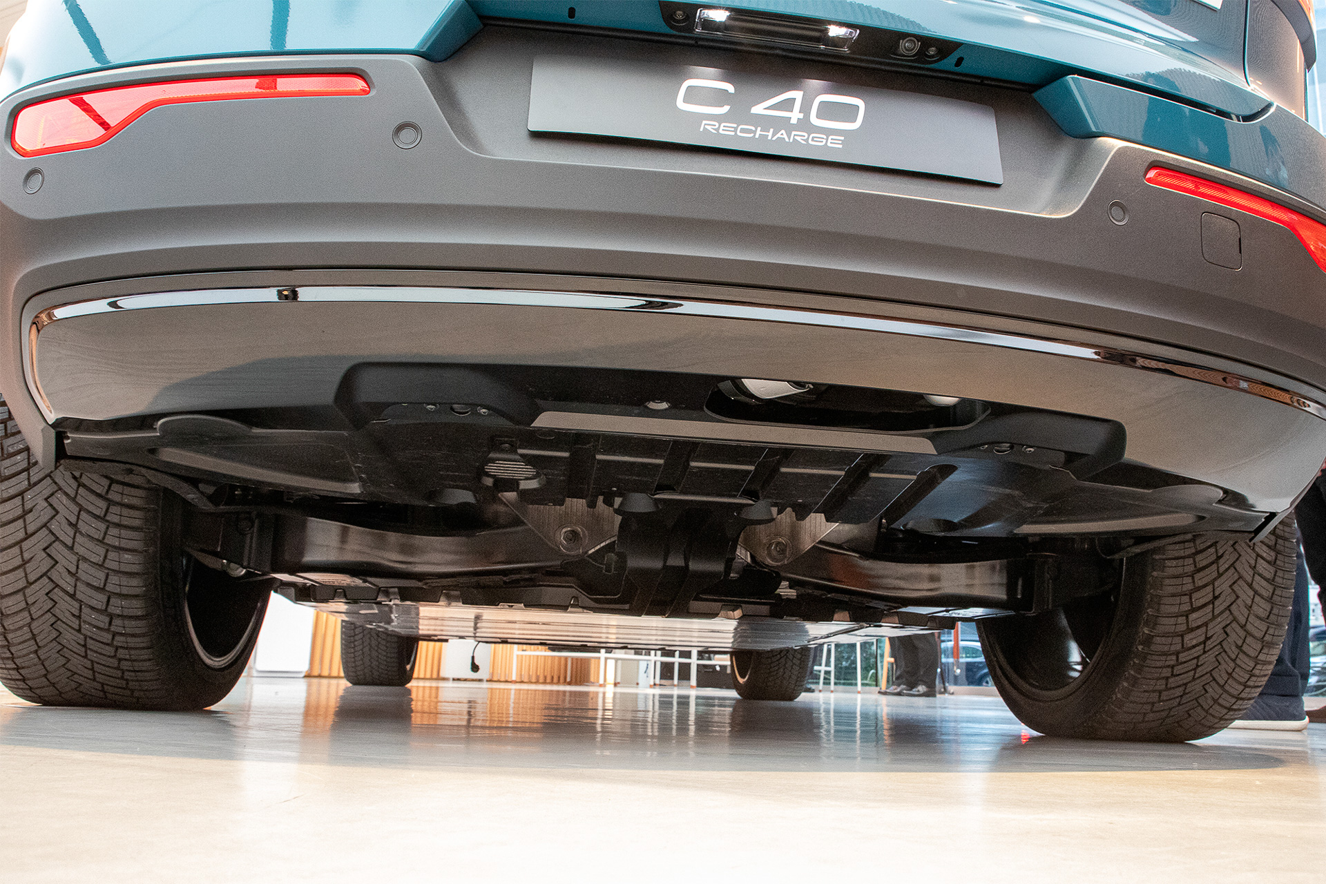 C40 Rechargerの下面、リア側からの写真