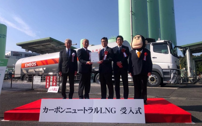 松江市ガス局のカーボンニュートラルLNG供給証明書受け渡しの様子。左から、松江市 講武副市長、松江市ガス事業管理者 山内ガス局長、ENEOS冨士元ガス事業部長、野地天然ガス販売グループマネージャー、ENEOSキャラクター エネゴリくん