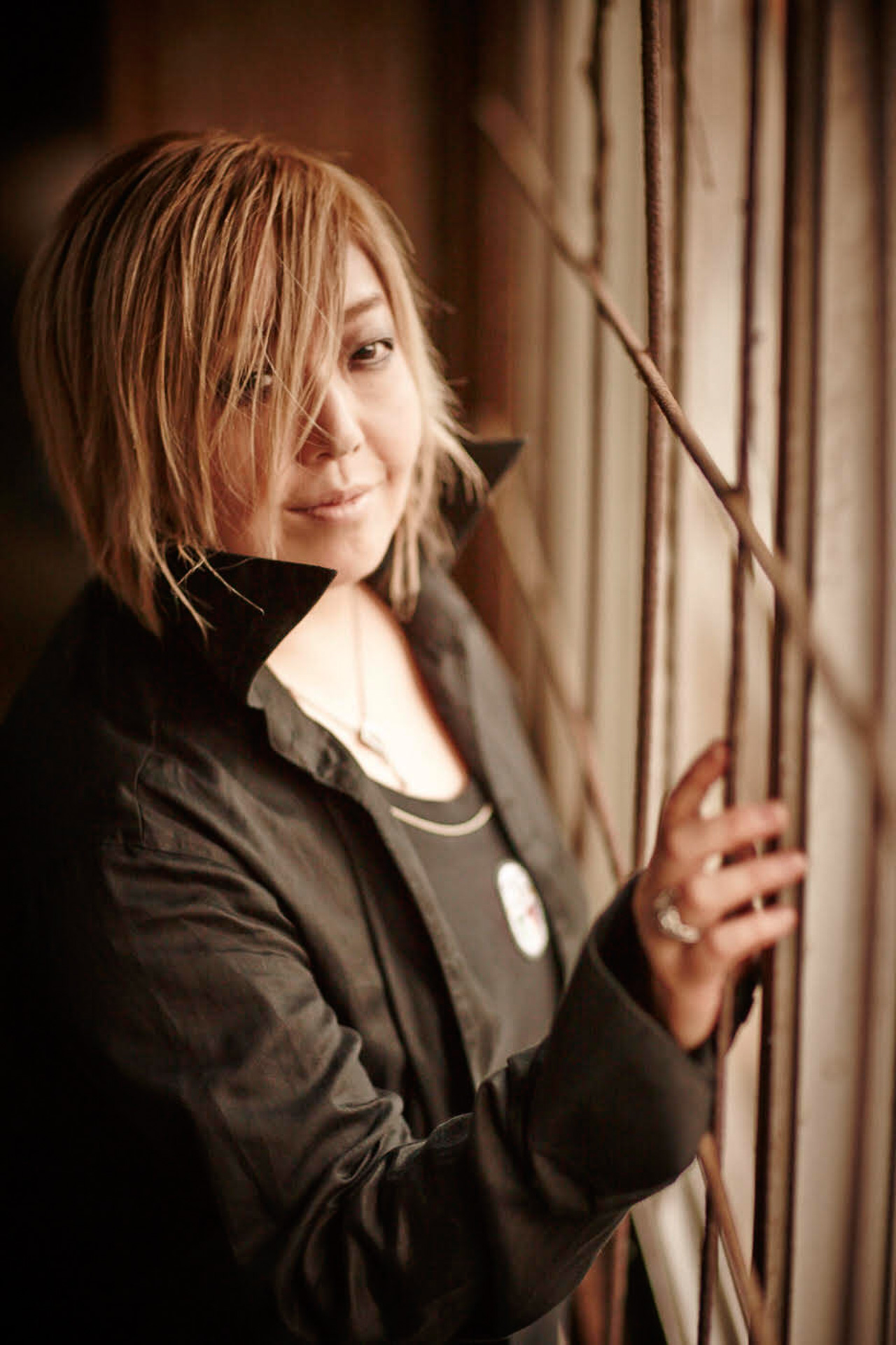 緒方恵美さん：「幽☆遊☆白書」蔵馬役で声優デビュー。主な出演作は「新世紀エヴァンゲリオン」（碇シンジ）、「地縛少年花子くん」（花子くん）、「ダンガンロンパ」シリーズ（苗木誠、狛枝凪斗）、「平穏世代の韋駄天達」（イースリイ）など多数