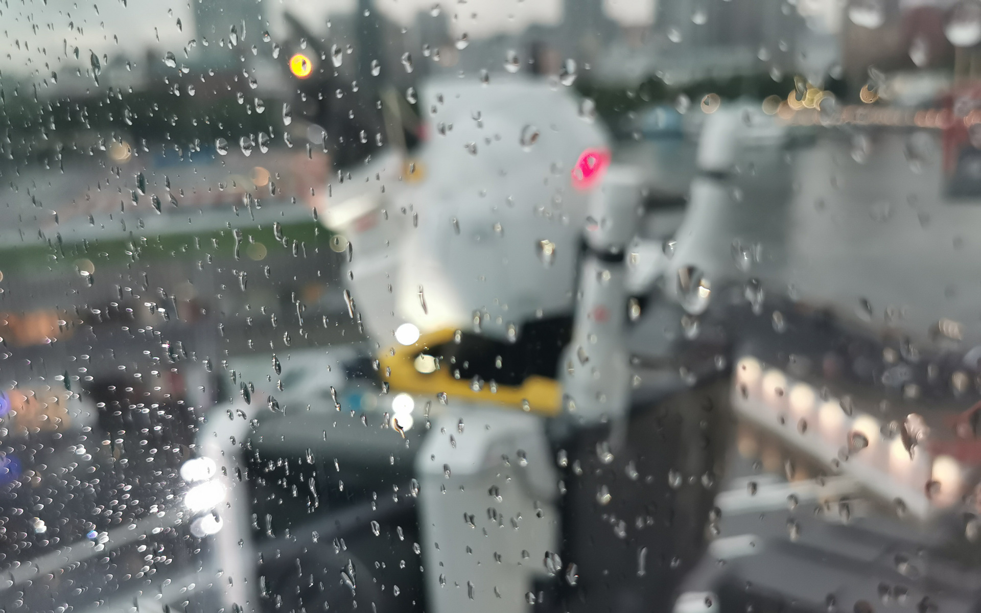 GUNDAM-DOCKTOWERではガンダムを間近で見られるといってもガラス窓があるので、ガラスに付いた水滴の間からうまく撮影するのが大変でした