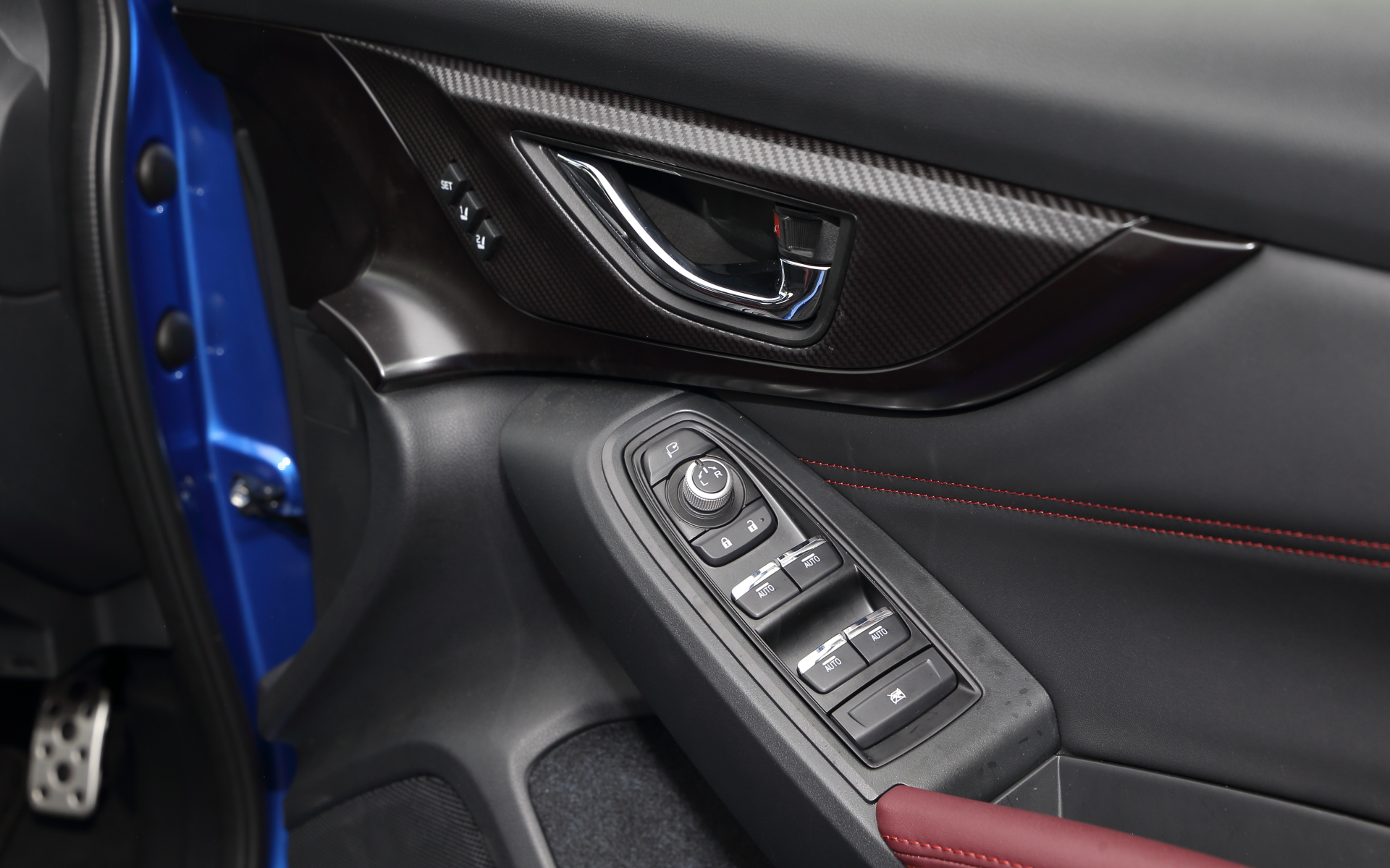 運転席側ドアトリム。運転席シートポジションメモリー機能のスイッチも配置される