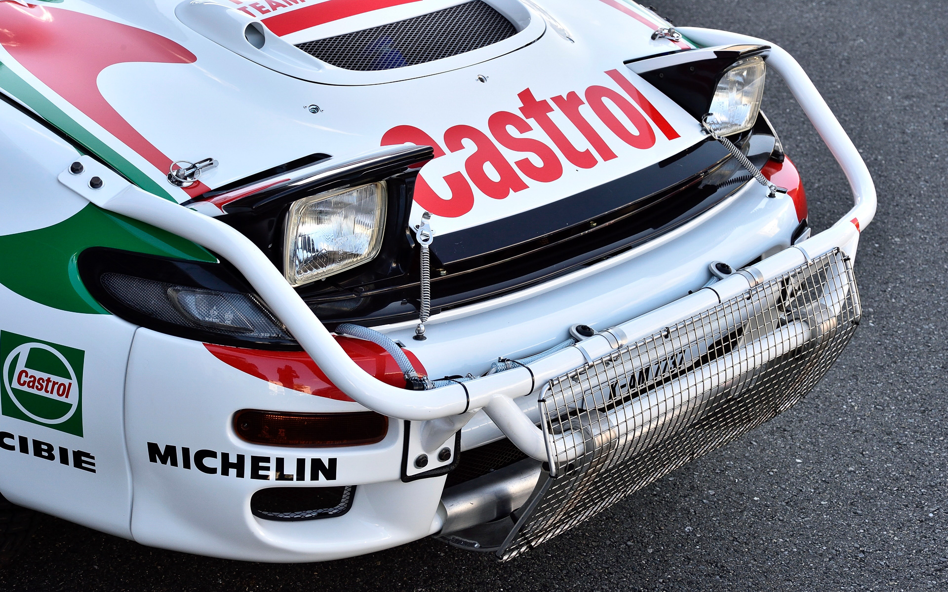 外観ではアニマルバンパーやウィングライト、シュノーケルなどが付く。水深がボンネット上面まで走行可能という