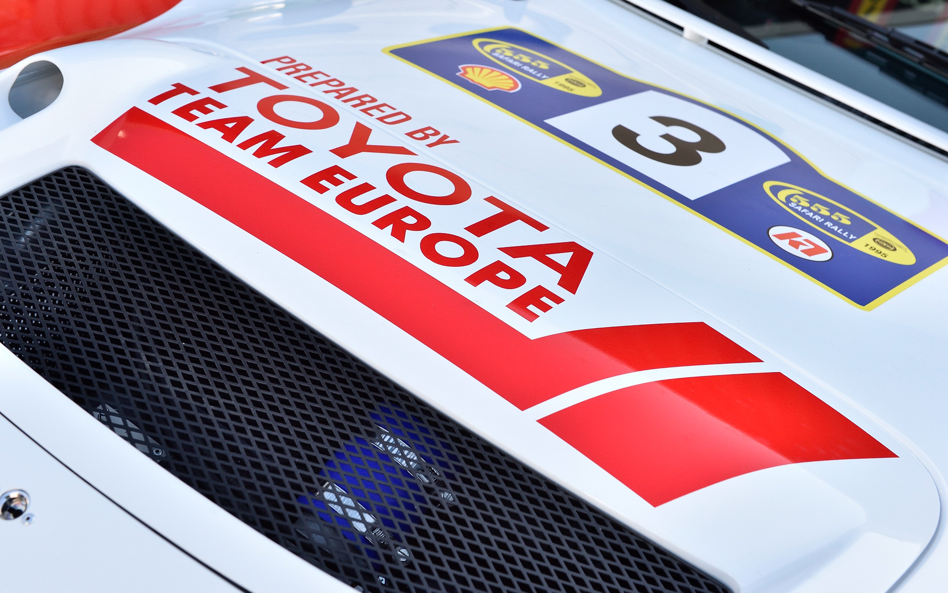 外観ではアニマルバンパーやウィングライト、シュノーケルなどが付く。水深がボンネット上面まで走行可能という