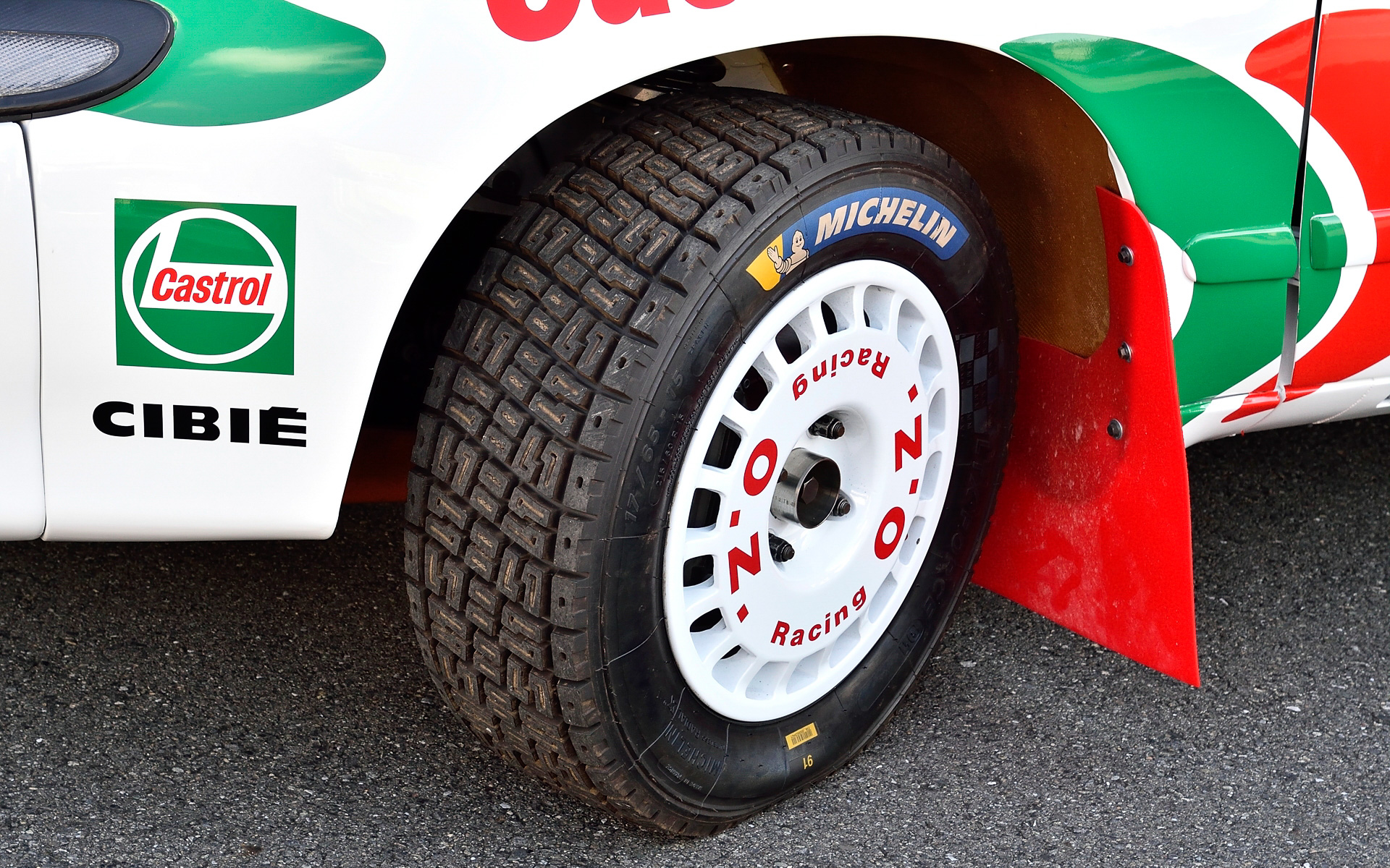 タイヤはミシュラン製。ジャッキを差し込みボディを上げられるよう、ステップ下に2つの穴が設けられる。リアトランクに収められるカーボンプレートを地面に敷き、そこにジャッキを乗せることで泥濘地でのジャッキアップを可能にした