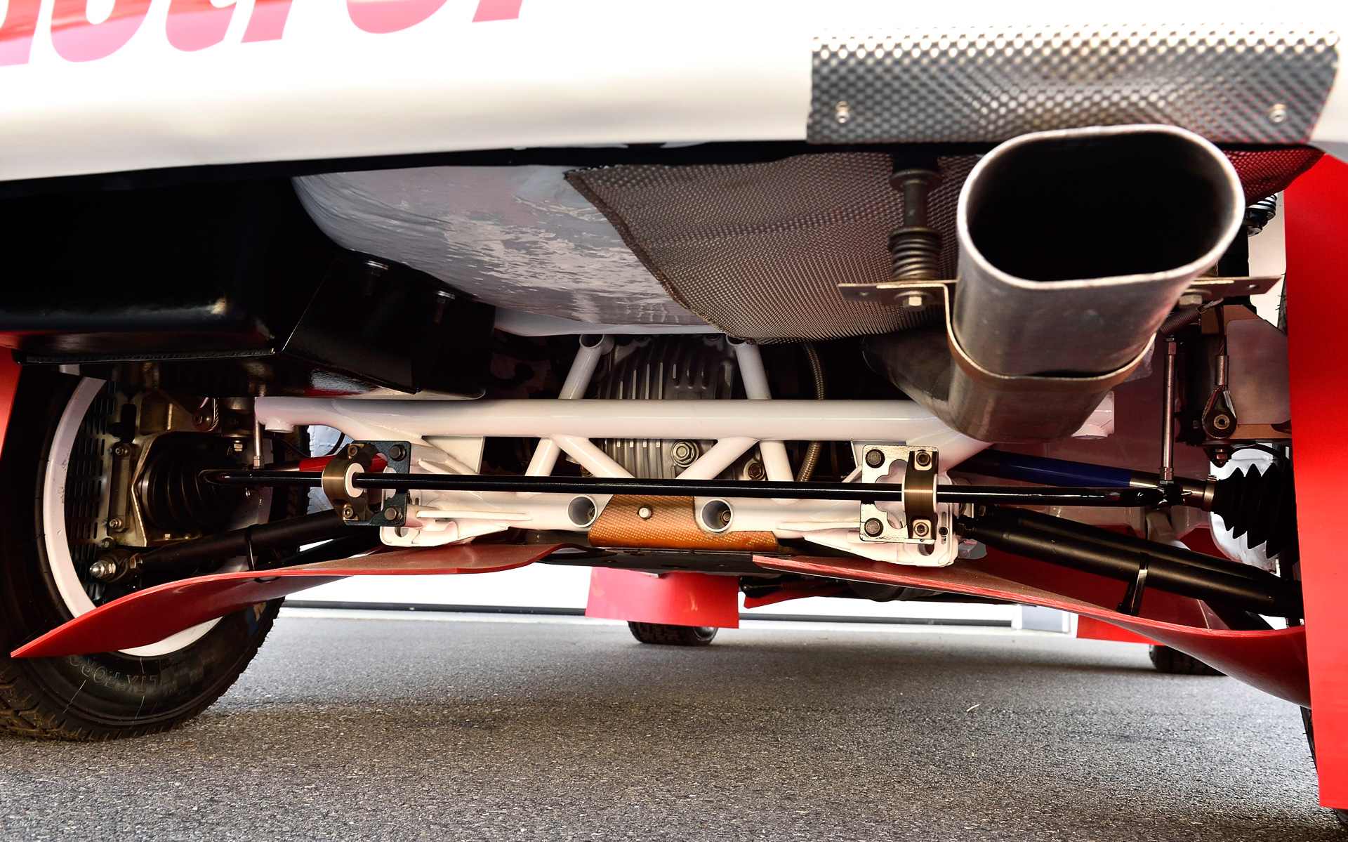 下まわり。プロペラシャフトとドライブシャフトはパンクル社のチタン製