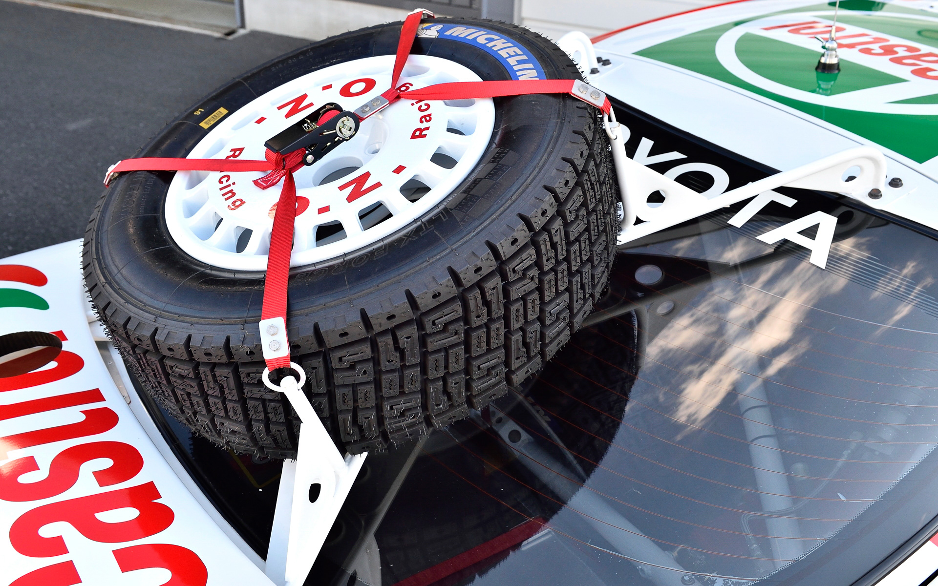 タイヤはミシュラン製。ジャッキを差し込みボディを上げられるよう、ステップ下に2つの穴が設けられる。リアトランクに収められるカーボンプレートを地面に敷き、そこにジャッキを乗せることで泥濘地でのジャッキアップを可能にした