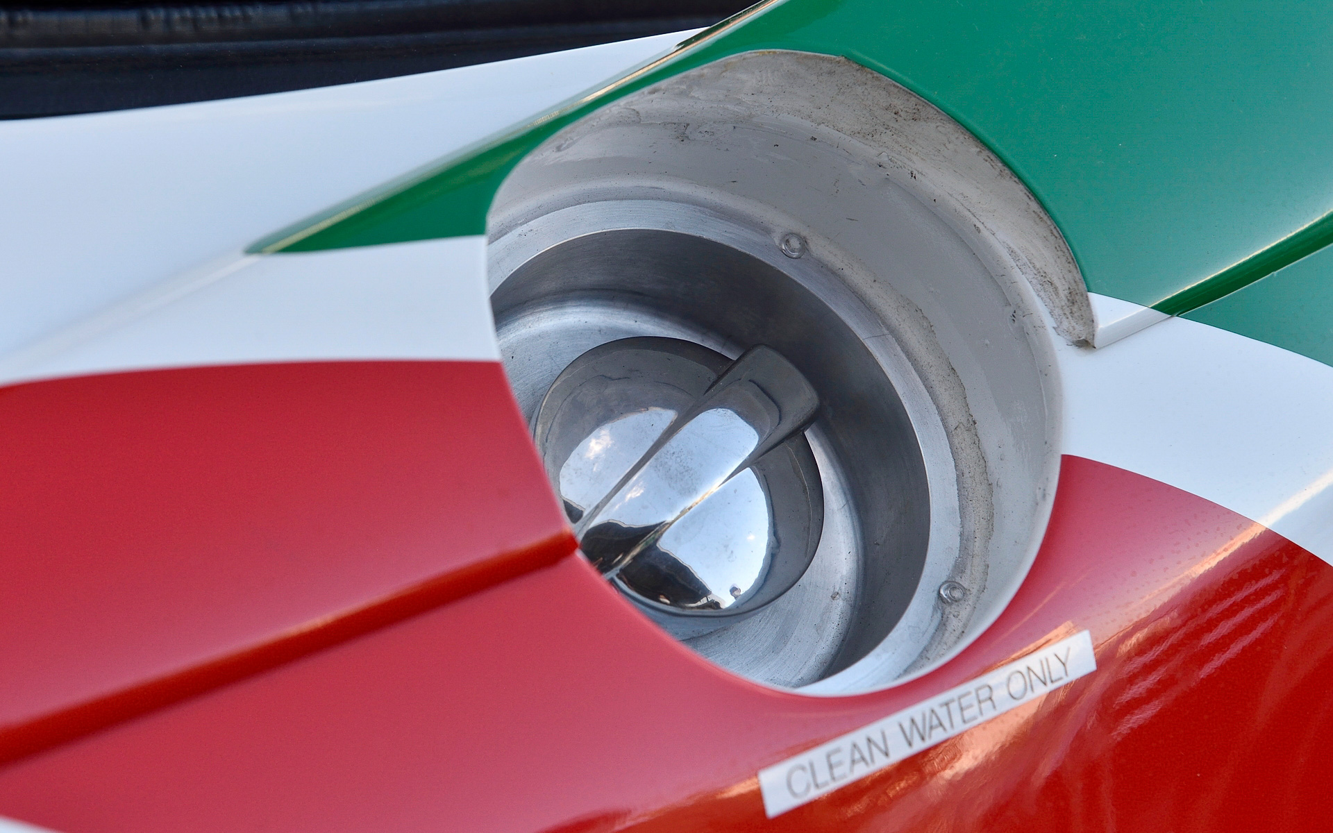 フューエルキャップかと思いきや補助灯クリーニング＆ウィンドウォッシャー用